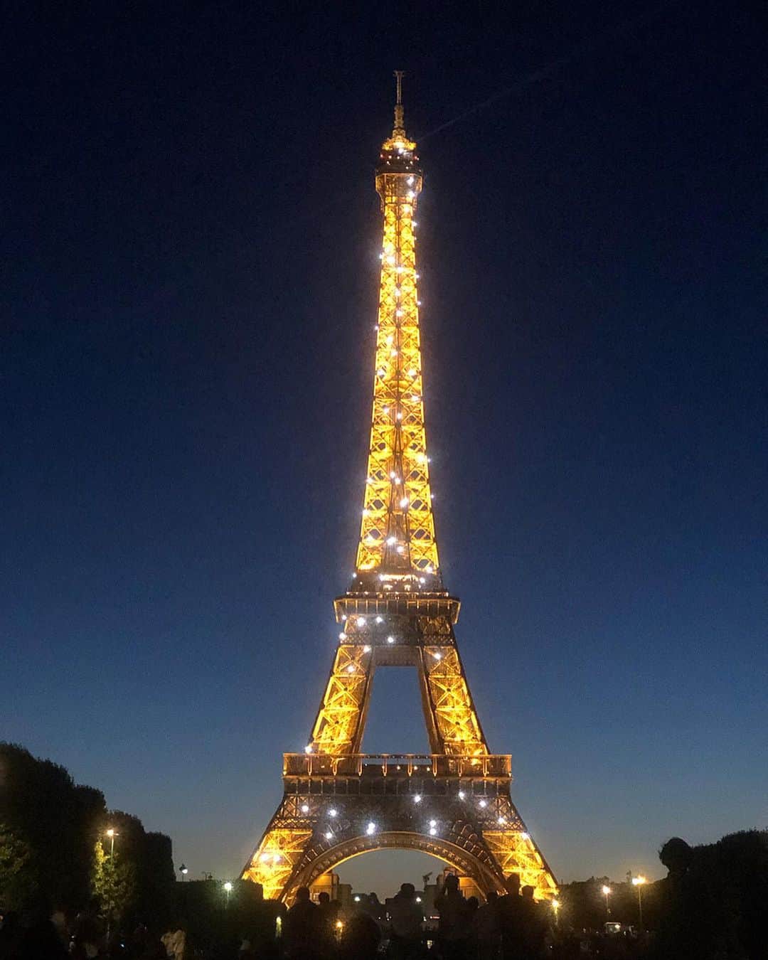 美舟さんのインスタグラム写真 - (美舟Instagram)「Tour eiffel  24:00〜5分だけのライトアップ🌟 これが観たくて来たんです❤️💛💜 #Toureiffel #綺麗 #エッフェル塔 #寒かった #嬉しい #迫力ある #Paris #🇫🇷 #France #思い出」7月2日 21時46分 - mifune2014