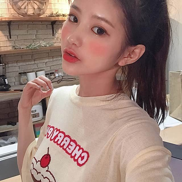 あさきさんのインスタグラム写真 - (あさきInstagram)「久しぶりの自撮り🤳💕 🍒#leegong × #chuu🥧 #chuu #model #モデル #セルカ #セルフィー #自撮り #fashion #ファッション #韓国ファッション #夏 #summer #ビキニ #bikini #ツインコーデ #双子コーデ #シミラールック」7月2日 21時45分 - chuulens