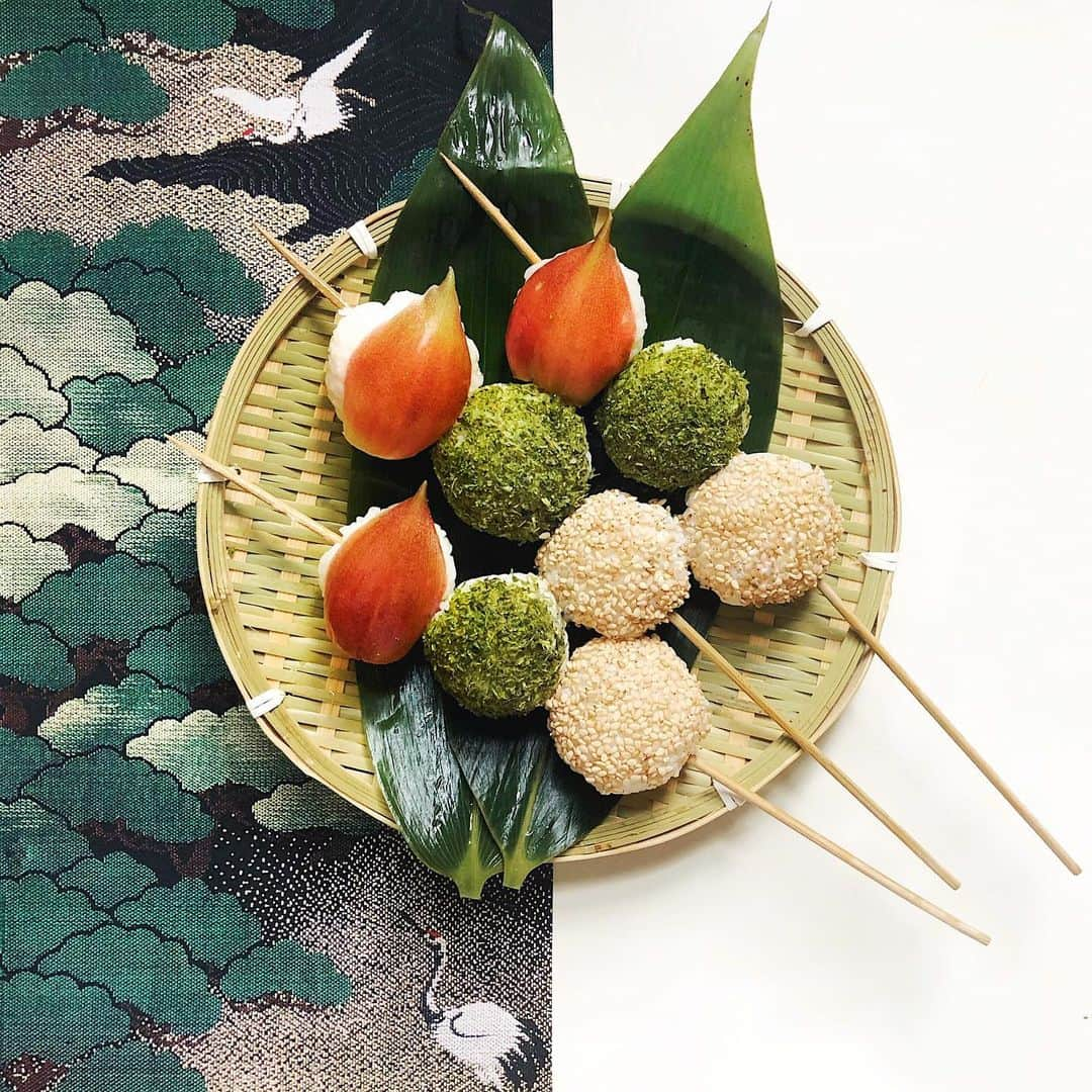 Chinamiさんのインスタグラム写真 - (ChinamiInstagram)「Onigiri Dango Skewer🍡 #ricebowls #japanesefood #onigiri 串おにぎり  #みょうが寿司 青海苔おにぎりの具材はかつおの時雨煮 白炒りごまの具材は肉味噌山椒」7月2日 21時47分 - chinamiphoto