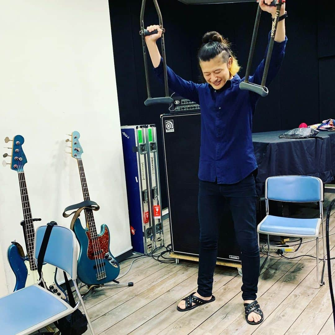 磯部寛之さんのインスタグラム写真 - (磯部寛之Instagram)「Now I can stand without my crutches!!!!! Getting better day by day. Thank you all so much for your love and support. I can also walk a little bit. Took a video of it so I’ll post it up soon. Hiro 松葉杖無しで立てるようになりました！！日に日に回復しております。皆さんの応援やサポートに感謝しています。本当にありがとうございます。少しなら自力で歩けるようにもなりました。映像撮ったので、また改めて載せようと思います。ひろ #alexandros #rehearsal #almostthere #littlemoretogo #2枚目 #主役 #奪われそう #歩き #ながら #物 #持てる #ありがたみ」7月2日 21時48分 - hiro_isobe_alexandros