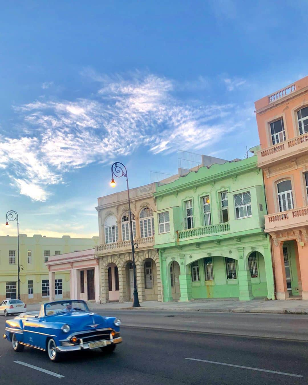 城戸康裕さんのインスタグラム写真 - (城戸康裕Instagram)「国旗が1番好きな国、キューバきた🇨🇺✨ ・ 初のカリブ海進出😆🏴‍☠️ ・ 旧車とこの兄ちゃんがめっちゃイケてる(￣▽￣) ・ #cuba #🇨🇺 #キューバ #49ヶ国目 #世界遺産 #worldheritage #ハバナ #habana  #🌏54ヶ国制覇」7月2日 21時59分 - yasuhiro.kido