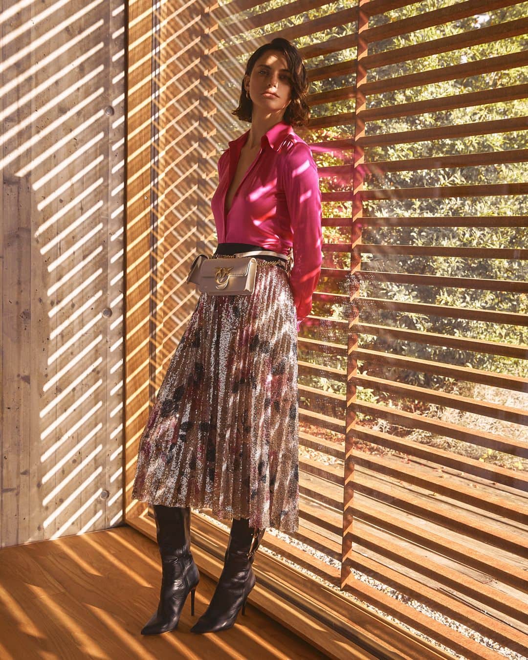 PINKOさんのインスタグラム写真 - (PINKOInstagram)「The Golden Hour, a.k.a. that moment when you get to shine together with the sunlight! Discover a new mood at the link in bio: see now wear now! #PINKO #FW19 Photographer: @larrobi Make up: @tanjafriscic Model: @aleajandra_alonso Art Direction: @alessiagiacobino」7月2日 22時00分 - pinkoofficial