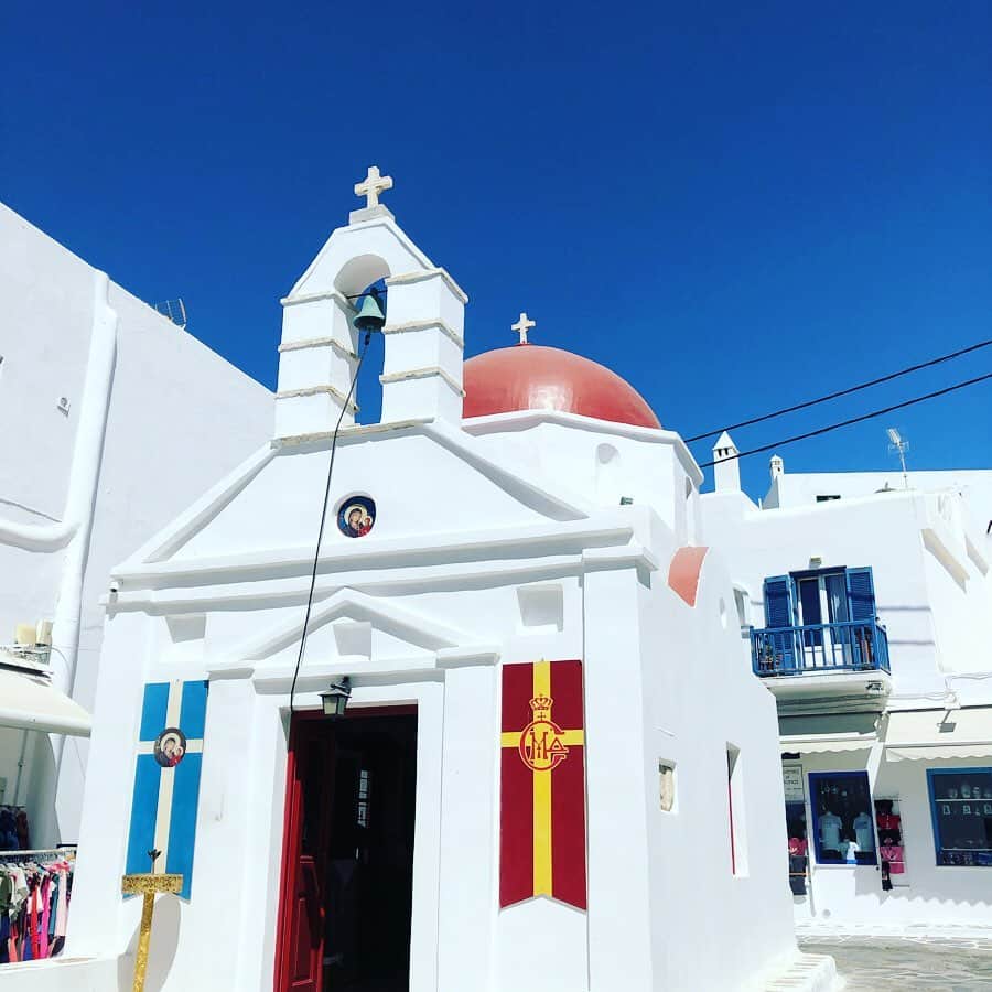 鈴木あやさんのインスタグラム写真 - (鈴木あやInstagram)「マルタからギリシャのミコノス島に来ました💙⛪️ 白の建物とこじんまりとしたミコノスタウンは絵本の街のように可愛くて道は迷路みたいで、それもまた楽しみながら3回もミコノスタウン行っちゃいました🥰笑  街は青と白だらけで青好きな私にはたまらない街💙  #mikonos #greece #travel #ギリシャ #ミコノス #🇬🇷」7月2日 21時54分 - techitechiaya