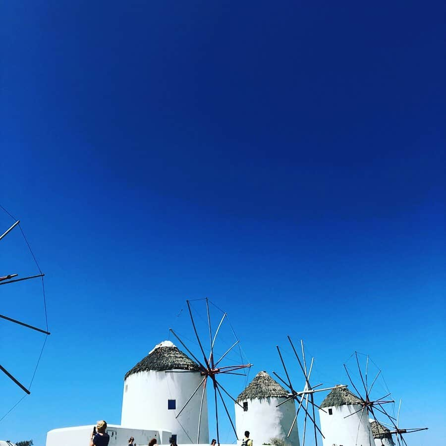 鈴木あやさんのインスタグラム写真 - (鈴木あやInstagram)「マルタからギリシャのミコノス島に来ました💙⛪️ 白の建物とこじんまりとしたミコノスタウンは絵本の街のように可愛くて道は迷路みたいで、それもまた楽しみながら3回もミコノスタウン行っちゃいました🥰笑  街は青と白だらけで青好きな私にはたまらない街💙  #mikonos #greece #travel #ギリシャ #ミコノス #🇬🇷」7月2日 21時54分 - techitechiaya