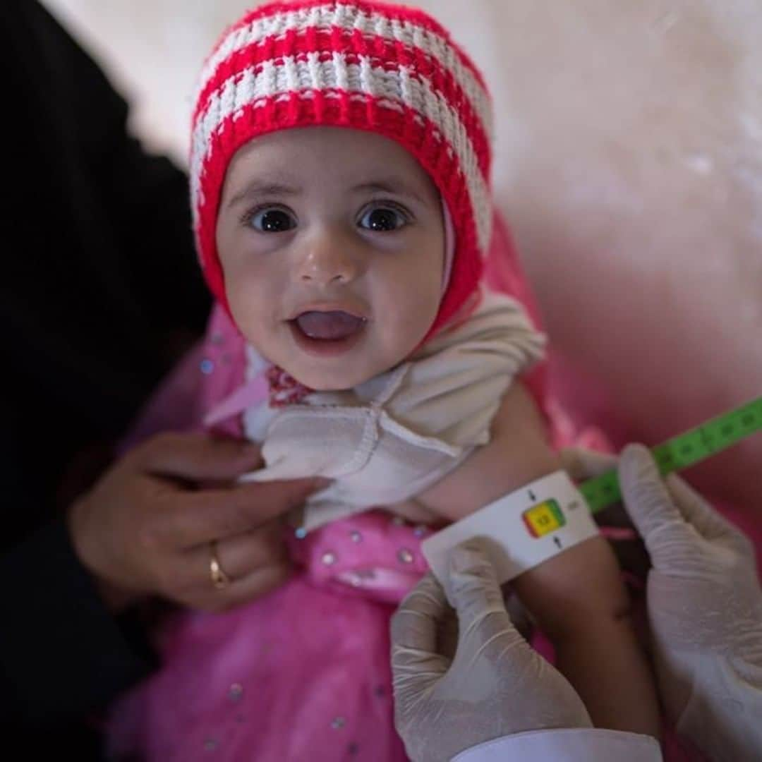 unicefさんのインスタグラム写真 - (unicefInstagram)「“When I see the smile of a child who is getting better, I know that I will continue, despite all the difficulties,” says Asma’a, a community health worker in Al-Arq, Yemen. Asma’a lives on top of a mountain and walks for several hours every day to reach families in nearby villages. There are currently more than 1,800 UNICEF-supported community health workers in Yemen like Asma’a, providing remote communities with lifesaving immunization, maternal health and nutrition services. @unicef_yemen  #ForEveryChild, health.」7月2日 21時55分 - unicef