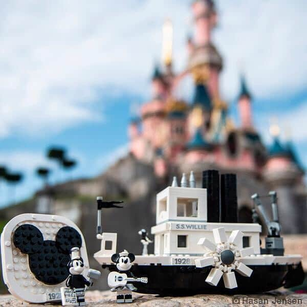 LEGOさんのインスタグラム写真 - (LEGOInstagram)「All aboard Steamboat Willie! Get the True Original anniversary set now before it floats away 🌊 Check out our story for more magical photos ✨ @disney @MickeyTrueOriginal @MinnieStyle  #LEGO #Disney #Ideas #legogram #bricklife #MickeyTrueOriginal #Mickey90 #MinnieStyle」7月2日 21時57分 - lego