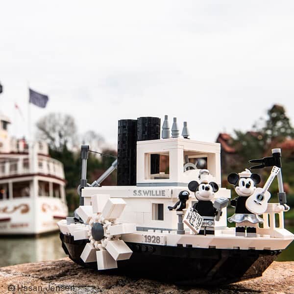 LEGOさんのインスタグラム写真 - (LEGOInstagram)「All aboard Steamboat Willie! Get the True Original anniversary set now before it floats away 🌊 Check out our story for more magical photos ✨ @disney @MickeyTrueOriginal @MinnieStyle  #LEGO #Disney #Ideas #legogram #bricklife #MickeyTrueOriginal #Mickey90 #MinnieStyle」7月2日 21時57分 - lego