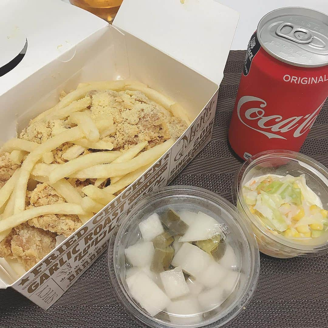 百瀬ひとみのインスタグラム：「今日は気分で韓国チキンデリバリー🇰🇷 #韓国料理#韓国チキン#デリバリー#一人暮らし」