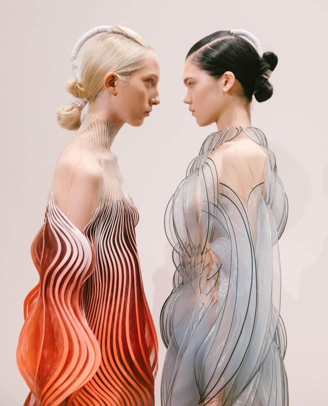 Dazed Magazineさんのインスタグラム写真 - (Dazed MagazineInstagram)「👭OPPOSITES ATTRACT 👭⁠ ⁠ Tap the link in bio to see more from @irisvanherpen’s hypnotic #AW19 couture collection, inspired by American artist Anthony Howe’s innovative kinetic sculptures. ⁠ ⁠ Follow @dazedfashion for more #CoutureWeek updates ➡️ ⁠ ⁠ 📷 @cris.fragkou」7月2日 22時01分 - dazed