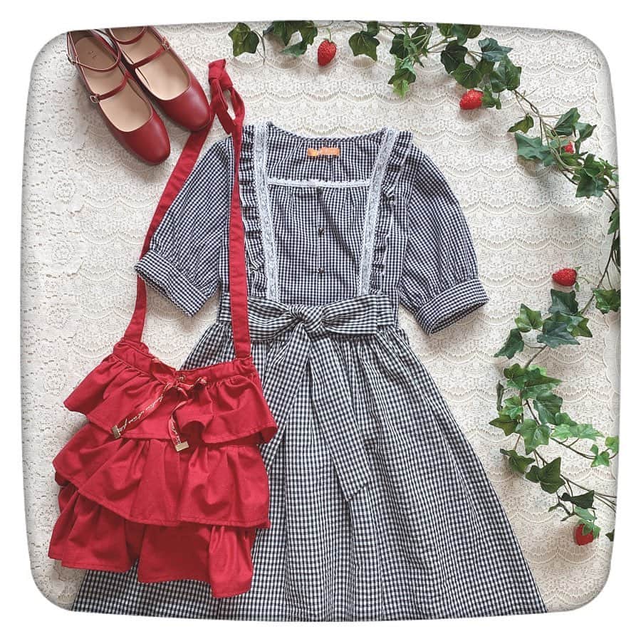 F i.n.t_officialさんのインスタグラム写真 - (F i.n.t_officialInstagram)「.﻿﻿ ﻿﻿﻿﻿﻿﻿﻿﻿ ﻿﻿﻿﻿﻿﻿﻿﻿ ＼🎀 Pre Order 🎀／﻿﻿﻿﻿﻿﻿ 2019Autumn & Winter Collection ﻿ ※7/12(fri)11:59 〆切﻿﻿ ﻿﻿ ﻿﻿ ﻿ ﻿﻿ ❁︎ 【ご予約】ダブルストラップパンプス/F i.n.t black / gold / red﻿ ¥6,264 (tax in)﻿﻿﻿﻿ ﻿﻿ ﻿﻿ ﻿ ﻿ ﻿﻿ ﻿﻿ ¨¨¨¨¨¨¨¨¨¨¨¨¨¨¨¨¨¨¨¨¨¨¨¨¨¨¨¨¨﻿﻿﻿ 🌻YouTube新作動画更新しました🌻﻿ ﻿﻿﻿ ❁︎『夏のおすすめ‶双子コーデ2選"』﻿﻿﻿ ﻿﻿﻿ TOPのURLから是非ご覧ください❤︎﻿﻿﻿ ➡︎(@fint_angelus_staff )﻿﻿﻿ ﻿﻿﻿ ¨¨¨¨¨¨¨¨¨¨¨¨¨¨¨¨¨¨¨¨¨¨¨¨¨¨¨¨¨﻿﻿﻿ ﻿﻿﻿ ﻿﻿﻿﻿﻿﻿﻿ ﻿ ﻿﻿﻿﻿﻿﻿﻿﻿﻿ #fint #ananotherangelus #フィント #アンジェラス  #fashion #retro #cordinate #code #tgm #natural  #レトロ #プレオーダー #ジューズ #shoes #vintage #夏コーデ ﻿ ﻿﻿﻿」7月2日 22時01分 - fi.n.t_official