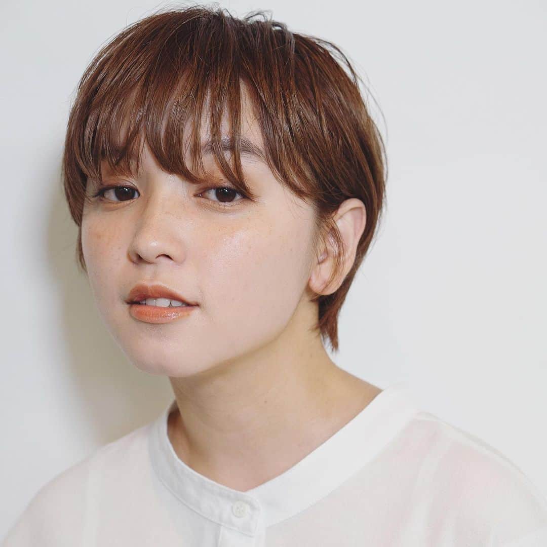 野口和弘のインスタグラム：「ナチュラルに。 . hair @cieca.noguchi  make  @cieca.nana . #cieca.#hairstyle#haircolor#shorthair #bobhair#longhair#fashion #hairarrange#ショートボブ#ショートヘア#ボブスタイル#グラボブ#ボブウルフ#オレンジュ#ハイライト#ハイトーン#ブリーチ#グレージュ#ヘアアレンジ#グラデーションカラー#シースルーバング#アクセサリーバング#ヘアカラー#ヘアカタログ #ヘアセット#外国人風#表参道#原宿#美容室」