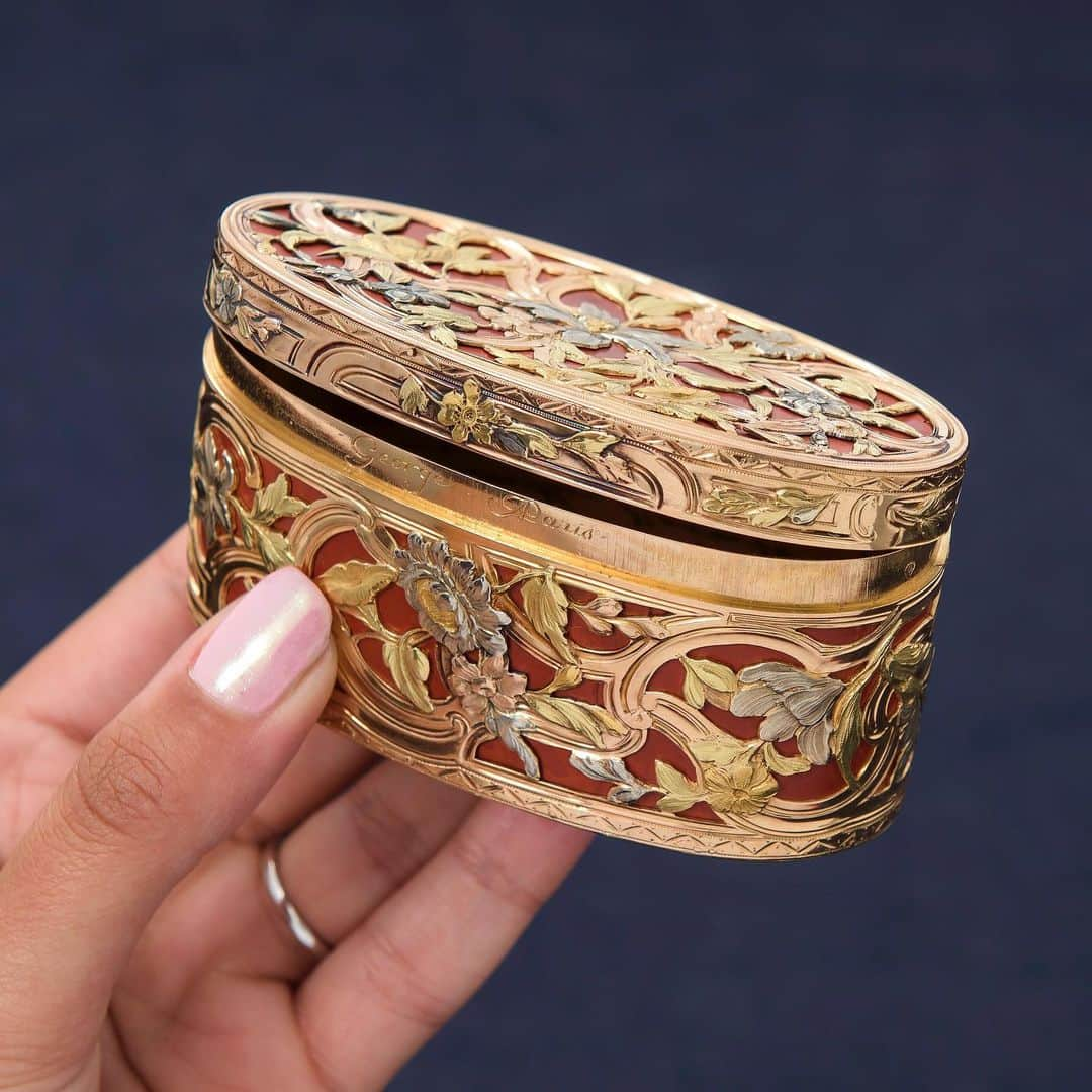 クリスティーズさんのインスタグラム写真 - (クリスティーズInstagram)「In 18th-century Europe, gold boxes played a key role in the conduct of social affairs.⠀ .⠀ The growing popularity of snuff led to specially designed snuffboxes, which became the height of functional fashion.⠀ .⠀ This example is by Jean George, one of the most celebrated gold boxes makers of the 18th century.⠀ .⠀ A Louis XV vari-colour gold and lacquer snuffbox. Estimate: £30,000-50,000.⠀ .⠀ Gold Boxes – 3 July at Christie's London.⠀ .⠀ #gold #lacquer #goldbox #box #snuffbox #fashion #fashionhistory #louisxv」7月2日 22時02分 - christiesinc