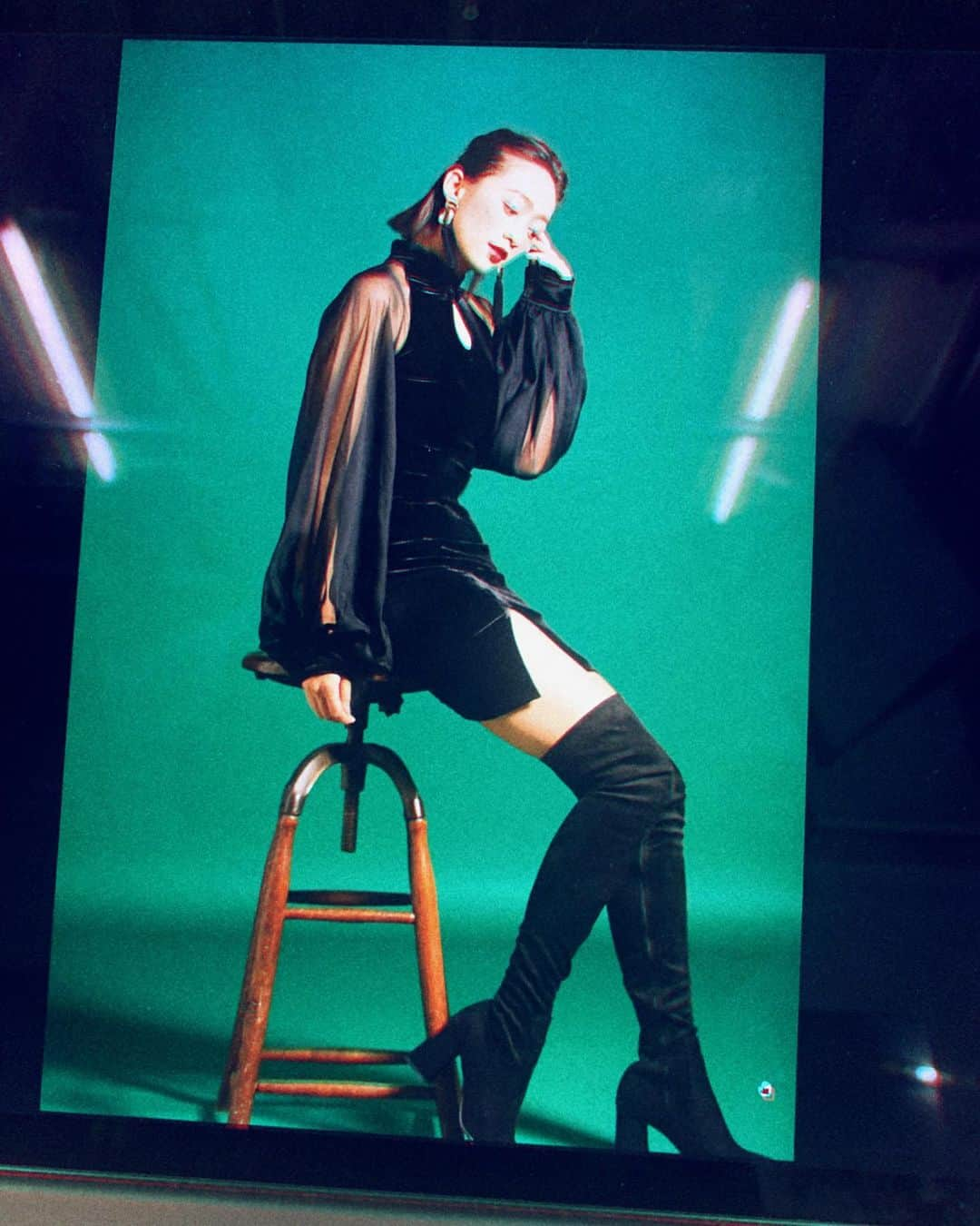 梨衣名さんのインスタグラム写真 - (梨衣名Instagram)「Black China Dress 搭配 knee-high boots 不错吧😘  最新梨衣名。 1枚目確かに、#氷の微笑 っぽい。 (中国バージョン😂 )  #富豪のootd #chinadress #qipao #fashion #女王様 #asianactress #qreen #basicinstinct #脚 #脚フェチ #生脚 #美脚 #絶対領域  #スリット #ニーハイブーツ #チャイナドレス #これでハイキックしたら最高だね #撮るの忘れたぁ」7月2日 22時02分 - leena3.1415926