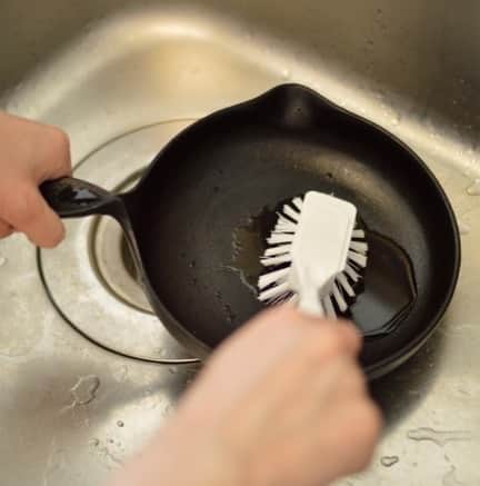 ecomfort（エコンフォート）さんのインスタグラム写真 - (ecomfort（エコンフォート）Instagram)「,﻿ ecomfortHouseコンシェルジュ日記﻿ ﻿ いいデザインの秘密はというと。の巻。﻿ ﻿ お鍋を洗うとき、便利なディッシュブラシ。﻿ ﻿ なんと、ブラシ部分だけ取り外せて、﻿ 変えられるんです！﻿ アメイジング！﻿ ﻿ しかも﻿ 水切れのよい絶妙なプロポーション！﻿ ﻿ ただ単純にデザインの良さだけには﻿ とどまらない、﻿ ディッシュブラシ。﻿ ﻿ ecomfortHouseでお試しもできます。﻿ ﻿ ぜひぜひ﻿ お越しくださいませね。﻿ ﻿ コンシェルジュ 飯島　真弓﻿ ﻿ #ecomfortHouse﻿ #エコンフォートハウス﻿ #エコンフォート﻿ #今日の買い物が未来を変える﻿ #自然な暮らしを作る﻿ #表参道﻿ #青山﻿ #北欧﻿ #スウェーデン﻿ #ディッシュブラシ﻿ ﻿ ﻿ ﻿」7月2日 22時03分 - ecomfort_eoct