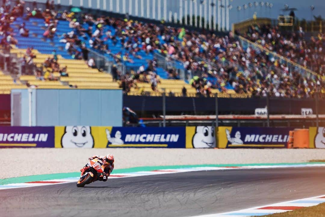 レプソル・ホンダさんのインスタグラム写真 - (レプソル・ホンダInstagram)「HRC Photographer @cormacgp • Coming out of Turn 7 Marquez was as aggressive as ever on Saturday. I had been standing there for a lap or two, and on the lap I had decided would be my last standing there as he changed direction from left, to right, the front 'tucked' on him. I could see it through the viewfinder at the time and thought maybe this is a crash? Not only was it not a crash, he didn't even roll off the throttle and arrived at turn ten as aggressive as ever before elbows and knees were scraping off the ground. I wasn't sure if I'd got this picture, even if it's not technically 'perfect', at the time but arriving back to the Media Centre I was curious to look at the sequence. Sure enough, this picture was amongst them! • ISO 50, f/2.8, 1/2500」7月2日 22時03分 - hrc_motogp