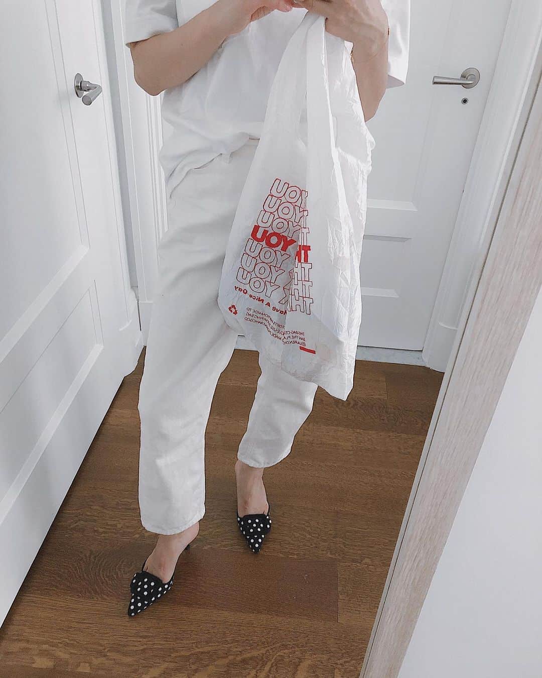 翁安芸さんのインスタグラム写真 - (翁安芸Instagram)「ちょっとそこまで🍎 スーパーの袋風なバッグを持って近所にお出かけ🤓 #newyork #nyc #outfit #akiweng #翁安芸 #ニューヨーク」7月2日 22時17分 - akinyc