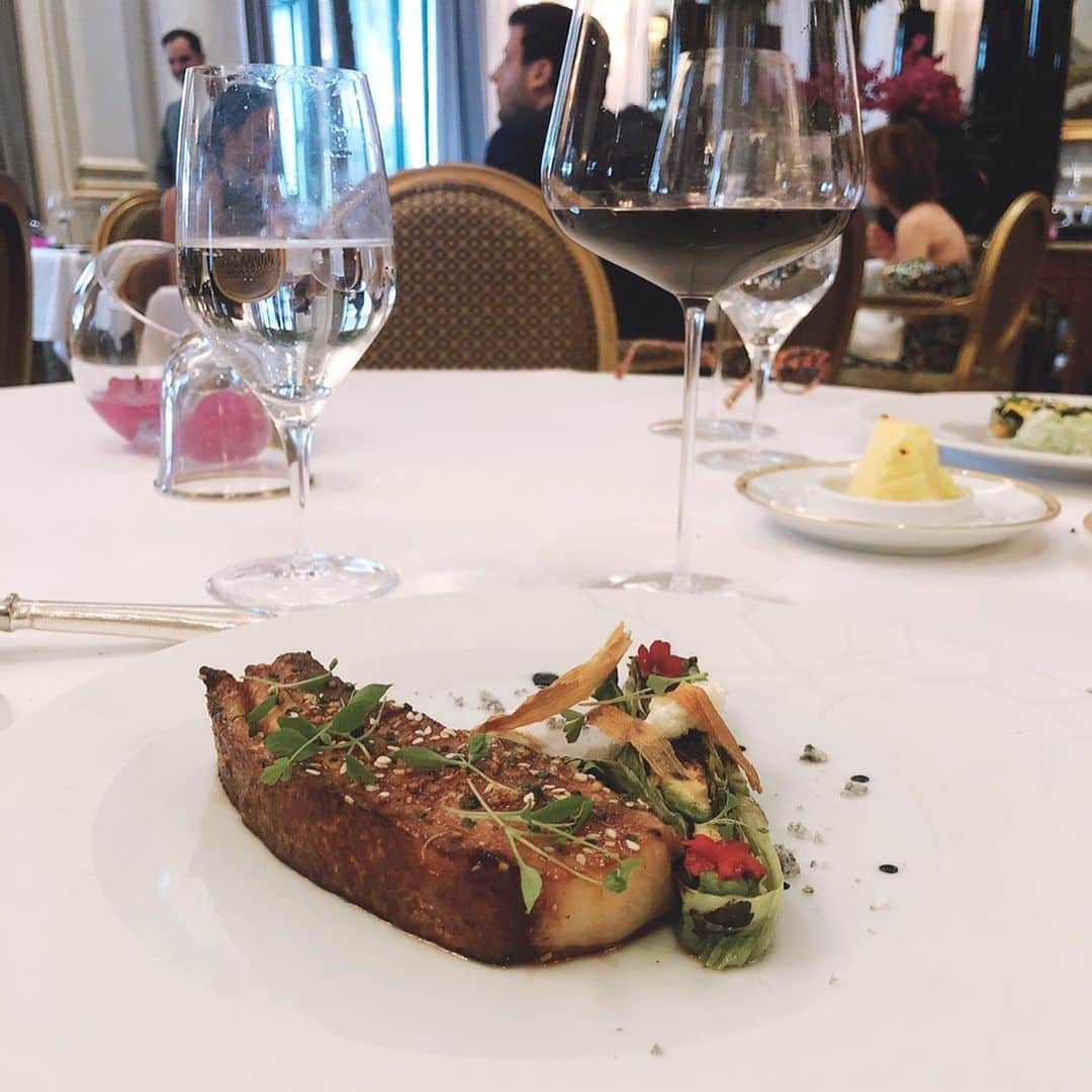 梅谷安里さんのインスタグラム写真 - (梅谷安里Instagram)「🍷🍷🍷 フォーシーズンズホテルの レストラン"LE CINQ"でランチ🌹 全てが素敵空間すぎてうっとりした🌹 お料理も美味しかったよ〜🥰 dress/ @anne2018_official ・ ・ #paris#🇫🇷#あん旅 #lunch#lecinq」7月2日 22時10分 - anriworld