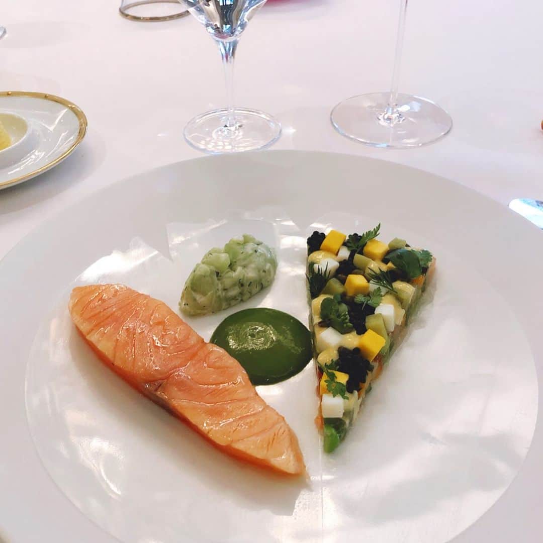 梅谷安里さんのインスタグラム写真 - (梅谷安里Instagram)「🍷🍷🍷 フォーシーズンズホテルの レストラン"LE CINQ"でランチ🌹 全てが素敵空間すぎてうっとりした🌹 お料理も美味しかったよ〜🥰 dress/ @anne2018_official ・ ・ #paris#🇫🇷#あん旅 #lunch#lecinq」7月2日 22時10分 - anriworld