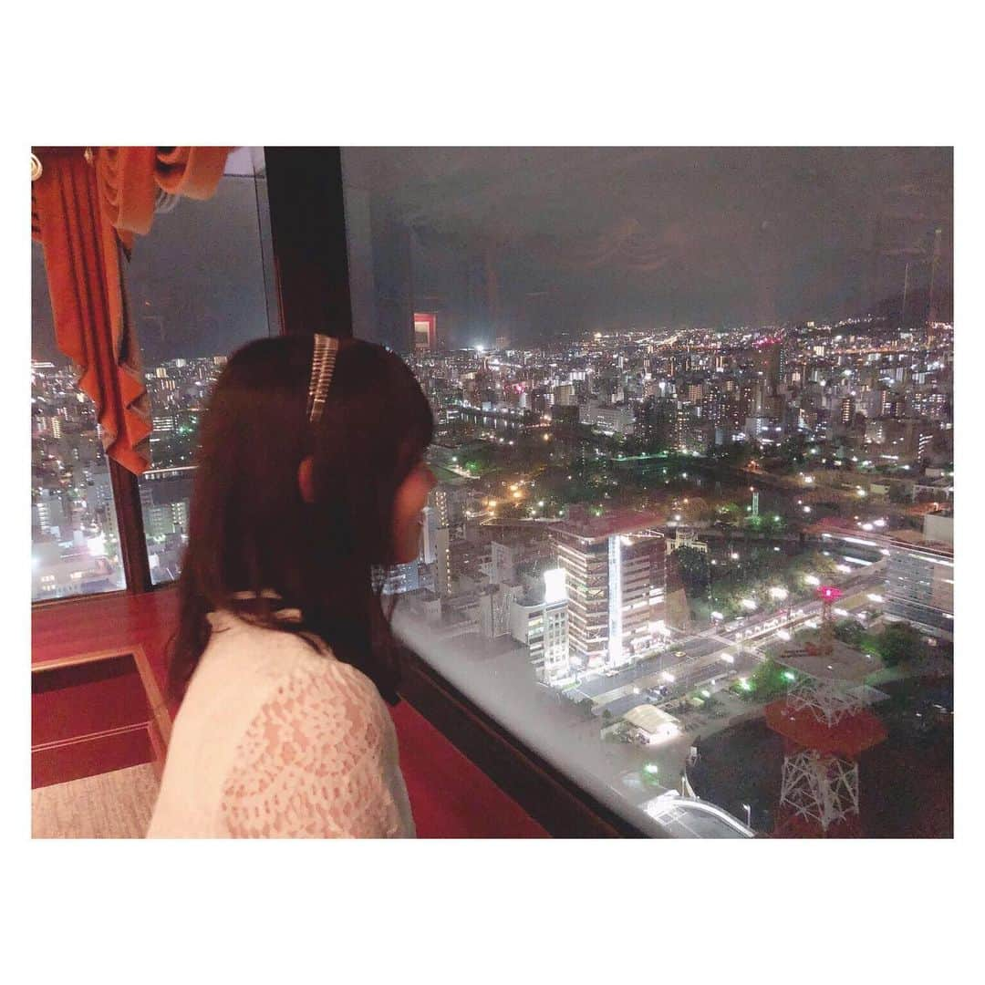 岩田陽菜さんのインスタグラム写真 - (岩田陽菜Instagram)「先日、パパぴよとママぴよの結婚記念日でして、一緒にご飯を食べました〜〜🎊🍾﻿ ﻿ ﻿ パパぴよがママぴよにサプライズでご飯ってことでひなが内緒でママぴよ誘導させました☺️﻿ 成功させたご褒美的な感じで美味しいご飯食べれました笑🤗﻿ ﻿ ﻿ 愛が溢れてた1日でした💑﻿ ﻿ ママとパパが幸せそうだとひなも幸せです☺️💓﻿ ﻿ ﻿ #結婚記念日 #おめでとう #愛﻿ #リーガロイヤルホテル #広島﻿ #夜景 #綺麗 #お肉  #フォンダンショコラ﻿  #と同じようにアツアツでした 💓﻿ ﻿」7月2日 22時11分 - hina_naso_stu48