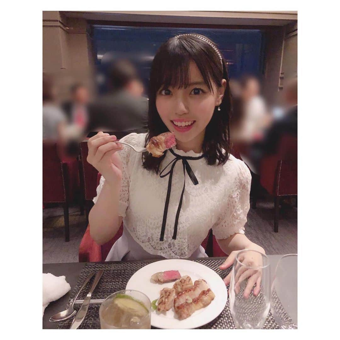 岩田陽菜さんのインスタグラム写真 - (岩田陽菜Instagram)「先日、パパぴよとママぴよの結婚記念日でして、一緒にご飯を食べました〜〜🎊🍾﻿ ﻿ ﻿ パパぴよがママぴよにサプライズでご飯ってことでひなが内緒でママぴよ誘導させました☺️﻿ 成功させたご褒美的な感じで美味しいご飯食べれました笑🤗﻿ ﻿ ﻿ 愛が溢れてた1日でした💑﻿ ﻿ ママとパパが幸せそうだとひなも幸せです☺️💓﻿ ﻿ ﻿ #結婚記念日 #おめでとう #愛﻿ #リーガロイヤルホテル #広島﻿ #夜景 #綺麗 #お肉  #フォンダンショコラ﻿  #と同じようにアツアツでした 💓﻿ ﻿」7月2日 22時11分 - hina_naso_stu48