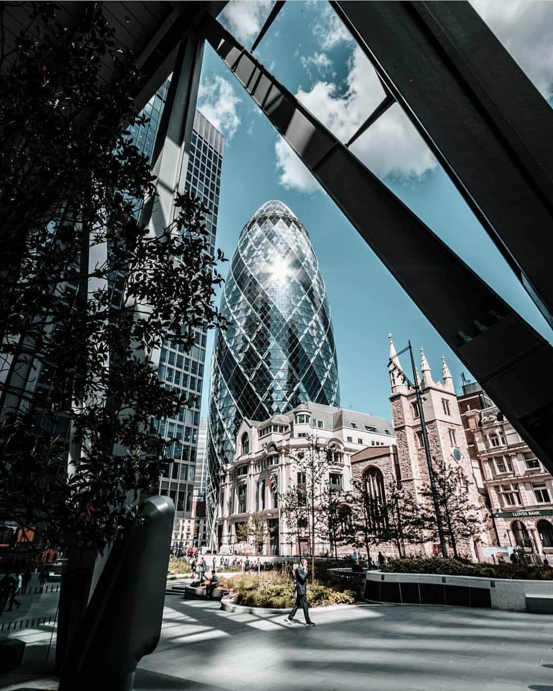 @LONDON | TAG #THISISLONDONさんのインスタグラム写真 - (@LONDON | TAG #THISISLONDONInstagram)「This city. In the sunshine. Unbeatable. 🇬🇧❤️🇬🇧 // Stunning 📸 by @mattgh83 by the #Gherkin - perfect framing! 👌🏼👌🏼 // #thisislondon #london」7月2日 22時14分 - london