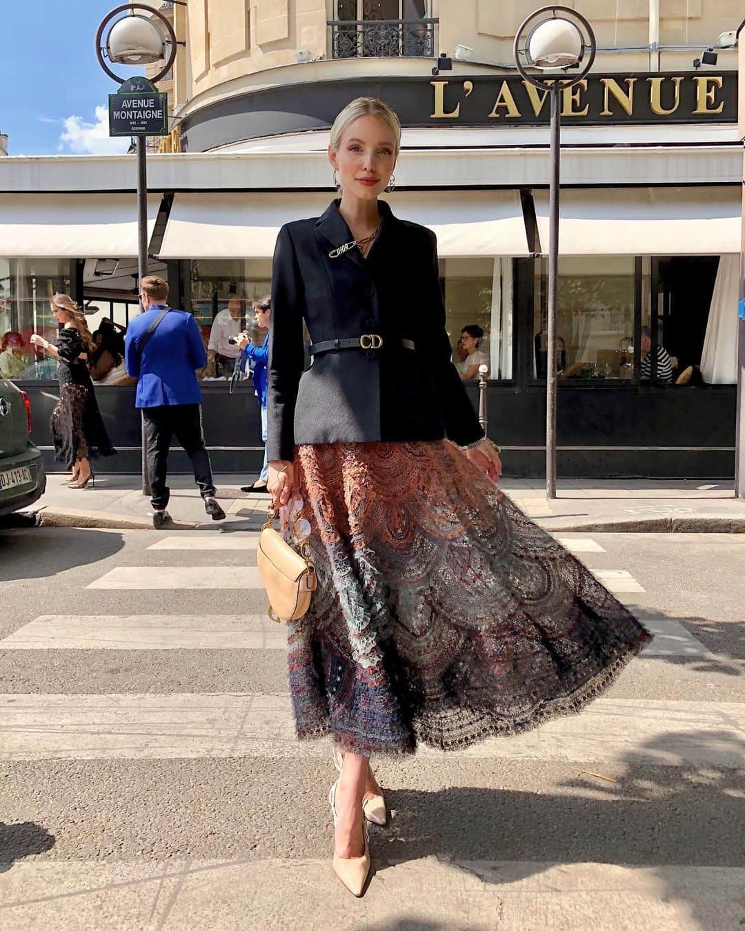 レオニー・ハンネさんのインスタグラム写真 - (レオニー・ハンネInstagram)「Wearing a classic @dior bar jacket for the #DiorCouture show. 🖤 Anzeige/Ad #Paris #Dior」7月2日 22時25分 - leoniehanne