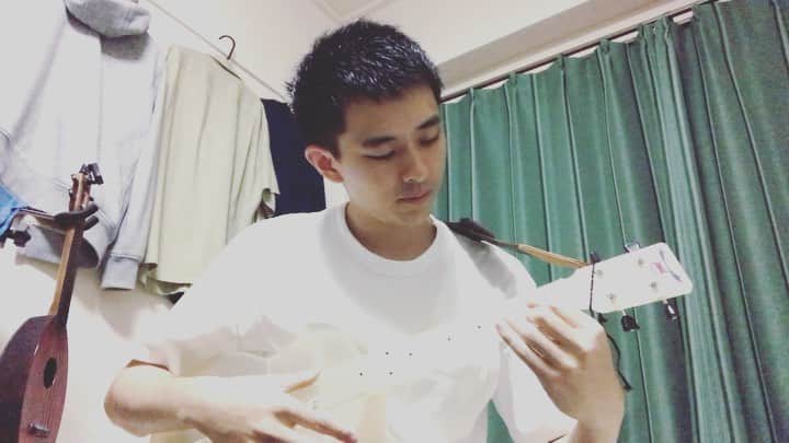 岡田竜（岡田桜井）のインスタグラム：「A Whole New World  #ウクレレ #ukulele  #アラジン #awholenewworld  #お久しぶりです  #白シャツに白ウクレレ見えない #そうでもない #outdoorukulele」