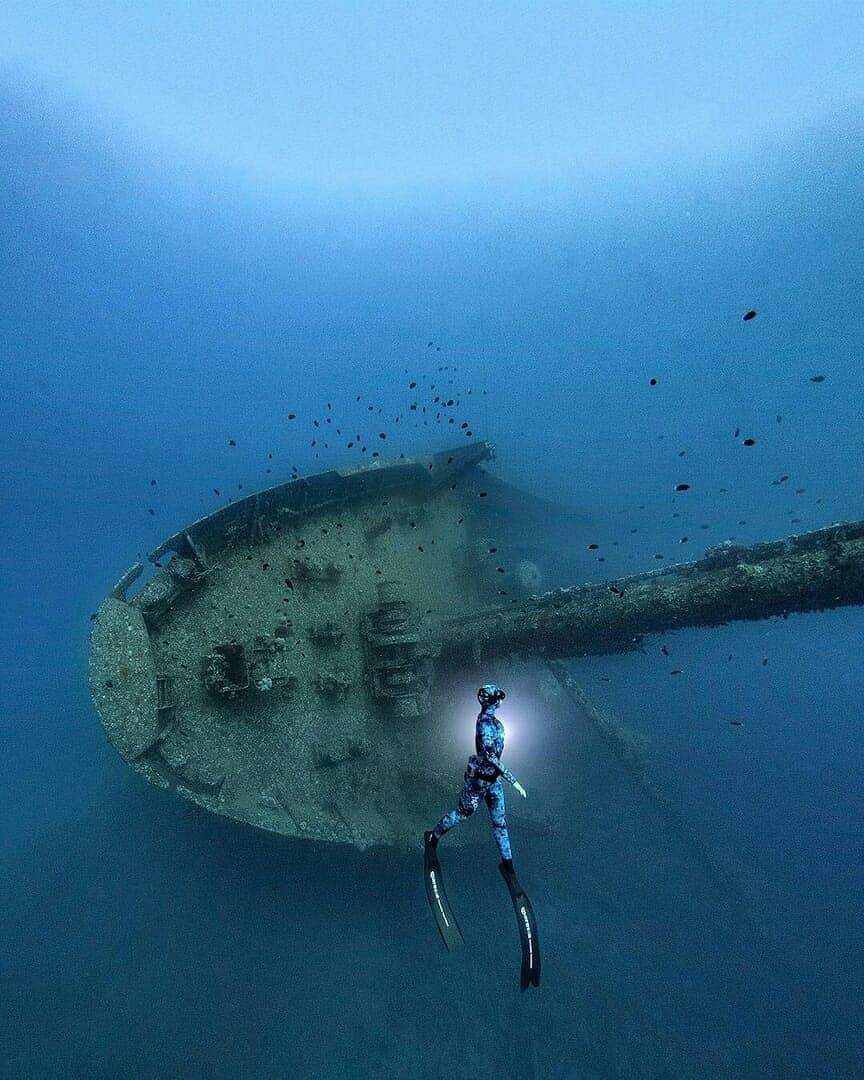 Discover Earthさんのインスタグラム写真 - (Discover EarthInstagram)「It's always very interesting to get to see what happens underwater, it's a whole new world down there ! 🇯🇴 Tag someone who would love to dive in the Aqaba Sea in Jordan ! — 📍#DiscoverJordan — 📸 Photos by @alex_dawson_photography」7月2日 22時20分 - discoverearth