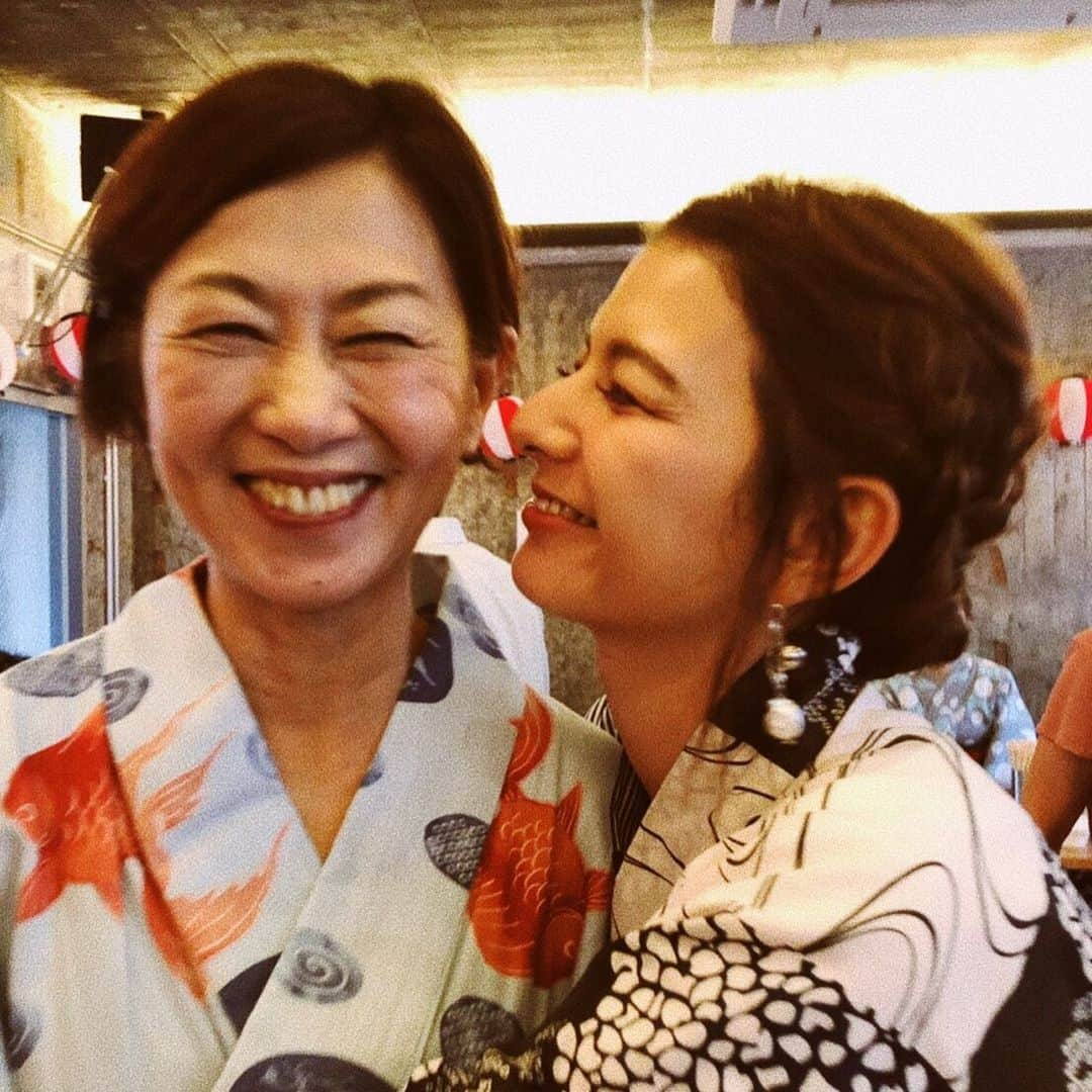 スザンヌさんのインスタグラム写真 - (スザンヌInstagram)「目尻のシワもそっくりに﻿ なってきた😂🧡﻿ ﻿ Lovemymom🌷﻿ ﻿ ドライすぎて﻿ ラインは一生返事こないし、﻿ ママのため息は世界一怖いけどw﻿ ﻿ 本当は優しくて﻿ いつもどんな時も味方でいてくれて感謝してます🙆‍♀️﻿ ﻿ いつもありがとう💋←最後📸﻿ ﻿ ﻿ ﻿ #テラスで浴衣パーティ﻿ #じいじにこちゃんお誕生日会﻿ #浴衣 #振り返りpic」7月2日 22時21分 - suzanneeee1028