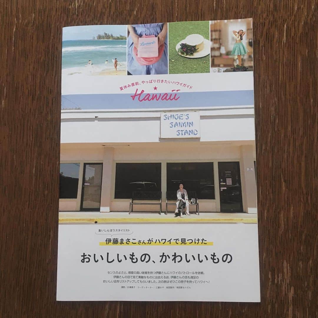 LEEさんのインスタグラム写真 - (LEEInstagram)「ハワイ出張中、伊藤まさこさんがお買い物する横で担当編集者が買ったもの・・。 . . 発売中のＬＥＥ７月号で　伊藤まさこさんがハワイで見つけた おいしいもの、かわいいもの(１)を担当しました。  以前、伊藤さんのお買い物特集で台湾に一緒に出張に行き、伊藤さんの買いっぷりに感動しましたが、今回も"まさこ発掘センサー″が反応して、堂々たる買いっぷりとなりました。 . そんな買い物名人の横で、担当者はビリビリ刺激を受けてしまうわけで、仕事の合間にちょいちょいお買い物をさせていただきました。それらをご紹介させていただきます。 . (2・3 )カイルアのBetty×Joe Boutique（ベティ・アンド・ジョー・ブティック　P９）で買ったマクラメ編みのタペストリー。 カイルア在住のアーティストが作ったとか。扉の横にかかっていた様子がとても素敵で釘づけ。 大きいよね・・、重いよね・・と自問していると伊藤さんの「えー、持って帰れるよー」と明るい声が。ヨーロッパの蚤の市で、鋳物のそれはそれは重い鍋もひょいと買ってきちゃう伊藤さんにしてみれば悩むなんて⁈  という感じでした。 その言葉に背中を押していただき購入。＄200くらいでした。 . なかなか壁を上手に飾れないなぁと思っていたのですが、これはポンと掛けるだけで壁にも空間にも馴染みつつ、優しい存在感を出してくれて大正解でした！ 流木らしき木もいい雰囲気です。 持ち帰りやすい鉢植え用のハンギングホルダーもいろいろありました。 もしカイルアまで行く時間がない場合は、ワイキキからすぐ行けるダウンタウンのGINGER 13（ジンジャー13　P７）もいろいろなデザイン、サイズのものがあったので、ぜひ行ってみてください。 . (4・5)伊藤さんがハワイに行ったら必ず立ち寄るというアラモアナセンター内の「ウイリアムズソノマ」(P23)。日本から撤退してしまったので、私もハワイに行くと必ずチェックします。 折しもイースター前だったのでかわいいお菓子がいっぱいありました。伊藤さんのインスタにも卵の形のチョコレートなどアップされていましたね。 . で、私が買ったものは、エコバッグとダースベーダーのフライ返し。エコバッグはロゴのかわいさに魅かれて。ダースベーダーはウケ狙いで夫に買ってみました。 . (6・７) 伊藤さんが水着やサングラスを買っていたおしゃれスーパー「ターゲット」。ここではベッドリネンと、サーファーミッキーのTシャツを。  ベッドリネンはフラットシーツ１枚、フィットシーツ１枚、ピロケース２枚のセットで＄30〜50くらい。 この「Hearth ＆ Hand with Magnolia」は、アメリカで人気のリノベーション番組に出演する夫妻のブランド、マグノリアマーケットとのコラボとか。シンプルで使いやすそうです。 ハワイはベッドリネンの種類が多く、タイミングが良ければセールに遭遇することもあるので、行った先でチェックすると良いかと。ただこれも持ち帰るのがちょっと重いですね…。(A子) .  #magazinelee  #伊藤まさこさんがハワイで見つけたおいしいものかわいいもの #LEE編集部のお買い物  #ハワイでお買い物  #日々のお買い物 は @leemarche  に」7月2日 22時21分 - magazinelee