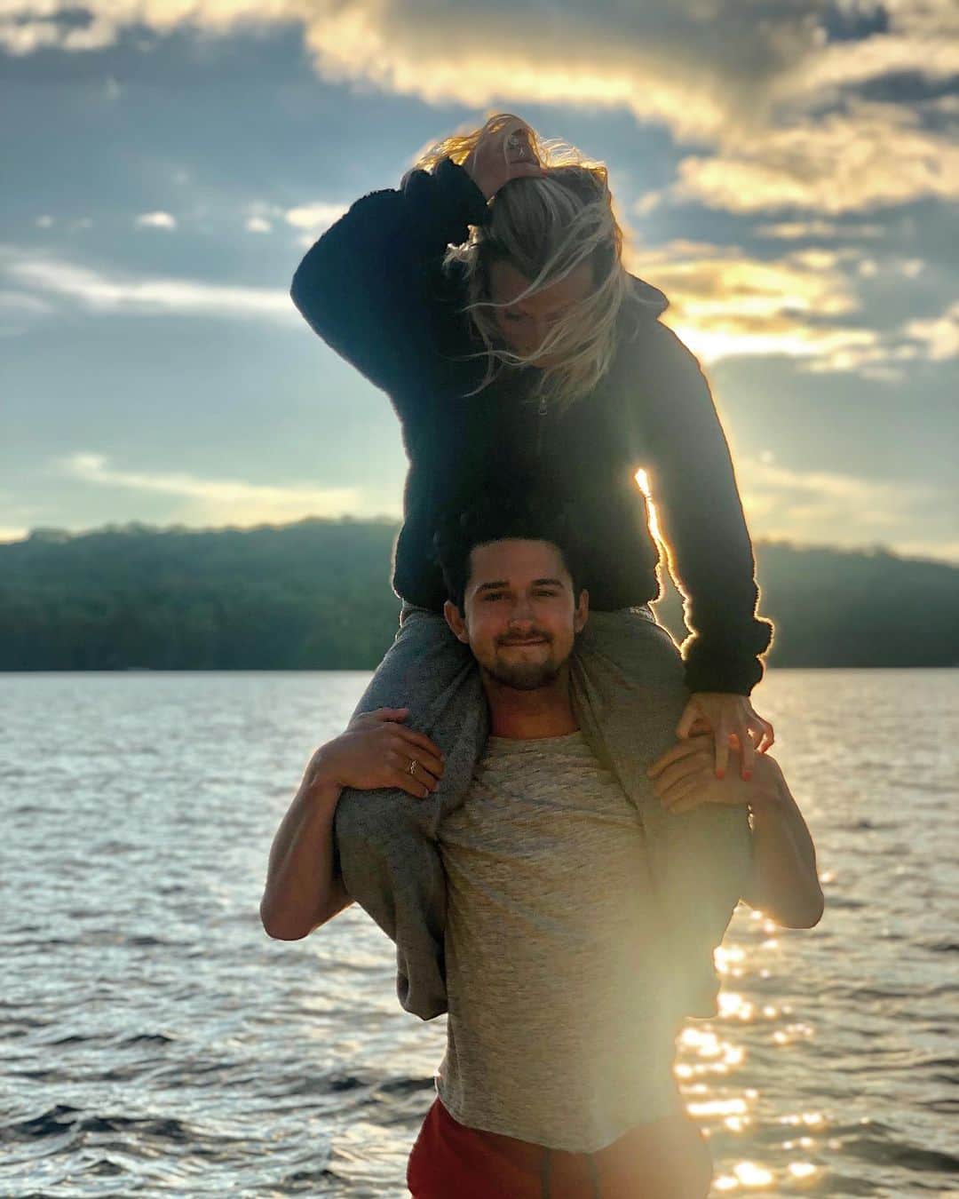 カーステン・ムーア＝タワーズのインスタグラム：「Happy birthday to the most good hearted man that I know. Thanks for always picking me up when I’m down (pun intended?) and for making me laugh every day. • • #lakelife #kawagamalake #happybirthday」