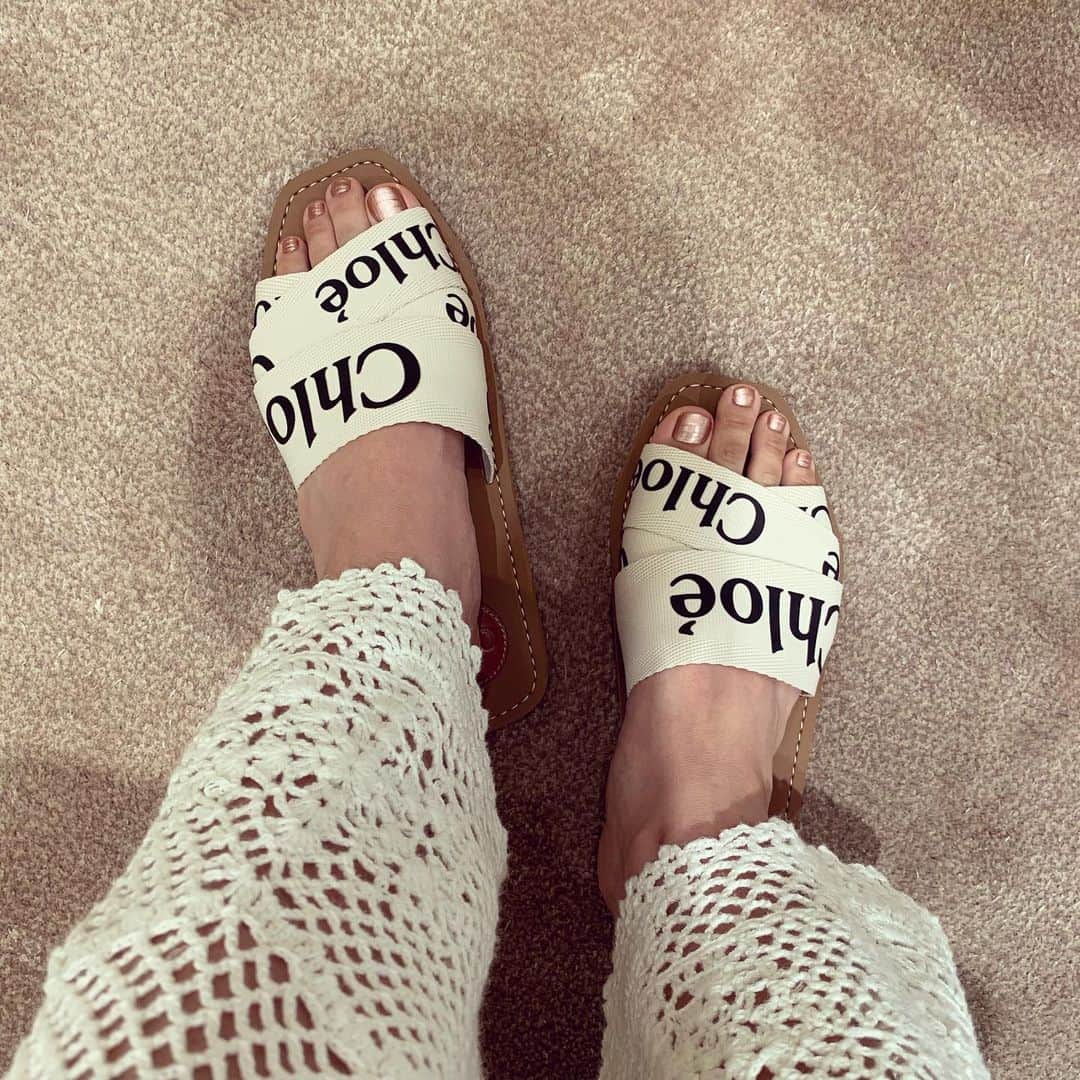 静麻波さんのインスタグラム写真 - (静麻波Instagram)「New❤️👡 #chloe #sandals #shoes #fashion  #ootd #outfit  #white」7月2日 22時25分 - manami_shizuka