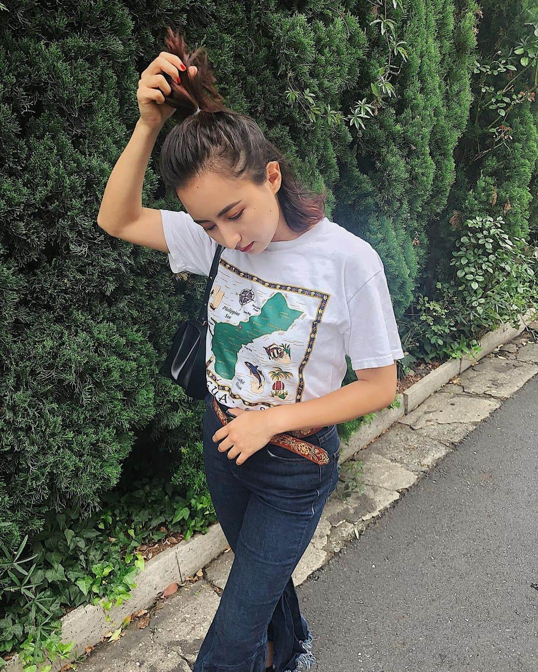 Julia Castroさんのインスタグラム写真 - (Julia CastroInstagram)「夏服楽しい🌞🌞🌞 これから着たい服が沢山🦎 皆んな夏何する予定？🦎🌞 * #fashion #ootd #outfit #outfitoftheday  #summer #style #summerfashion #girls #photography #retro #retrogirl #80sfashion #80s #夏服 #服 #夏コーデ #ファッション #夏 #tシャツ  #白t #レトロ #80年代  #ワイドパンツ #デニム #julifashion」7月2日 22時35分 - julia.c.0209