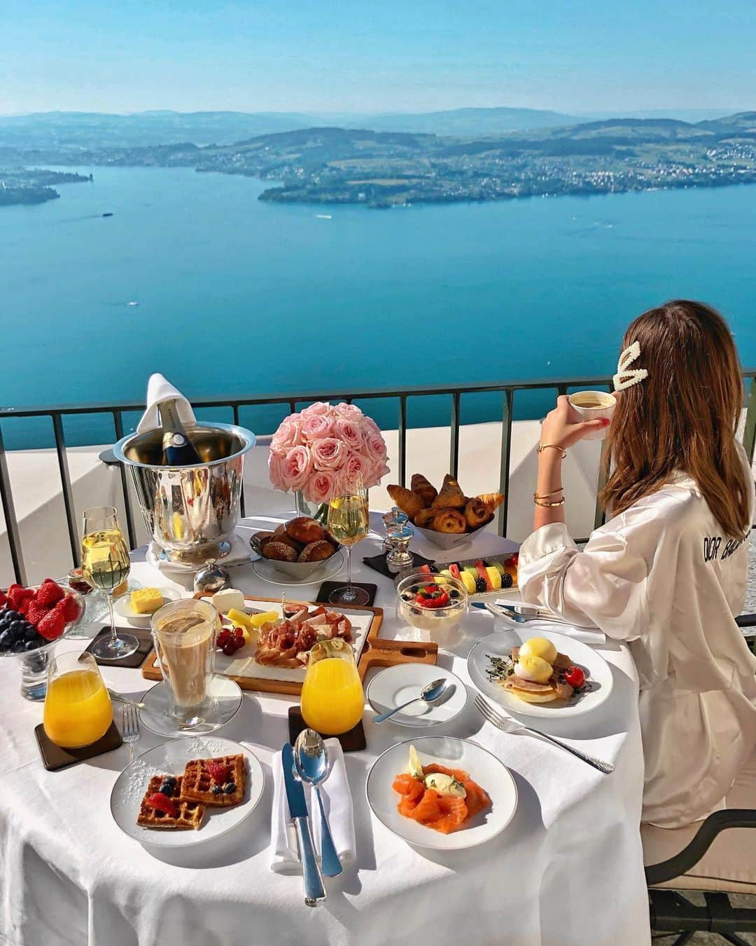 バーボラ・コディトヴァさんのインスタグラム写真 - (バーボラ・コディトヴァInstagram)「Breakfast with a view of the Lake Lucerne at @buergenstockresort 💕 #PalaceHotelBuergenstock」7月2日 22時30分 - fashioninmysoul