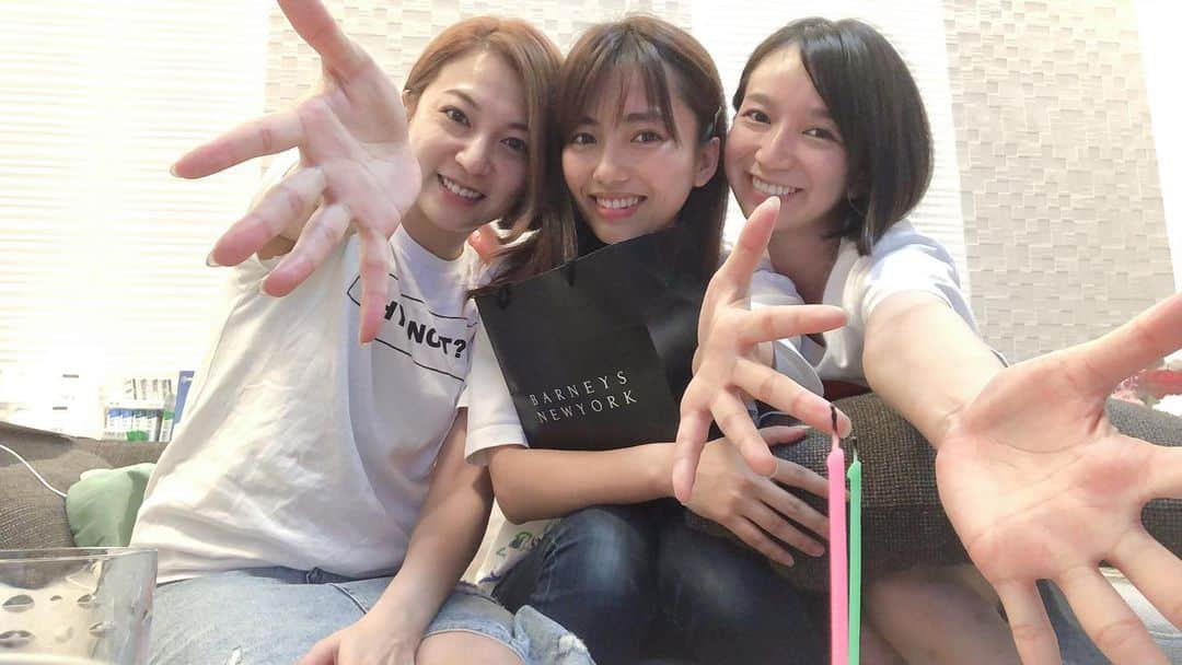 芹那さんのインスタグラム写真 - (芹那Instagram)「YUMI’s birthday 🎂  最年少のメンバーもついに30代へ突入だぁ宿題持って現場来てたゆみがぁって思うけど、変わらず可愛くて子ザルっぽい🐒🍼 なんとなく懐かしいすぎるポーズをしたよ💓令和っぽいポーズ思い浮かばなかった😬カウントダウの動画は7/7の @omoro_night 生誕祭で流すよぉ観に来てね♥️」7月2日 22時31分 - serinaofficial