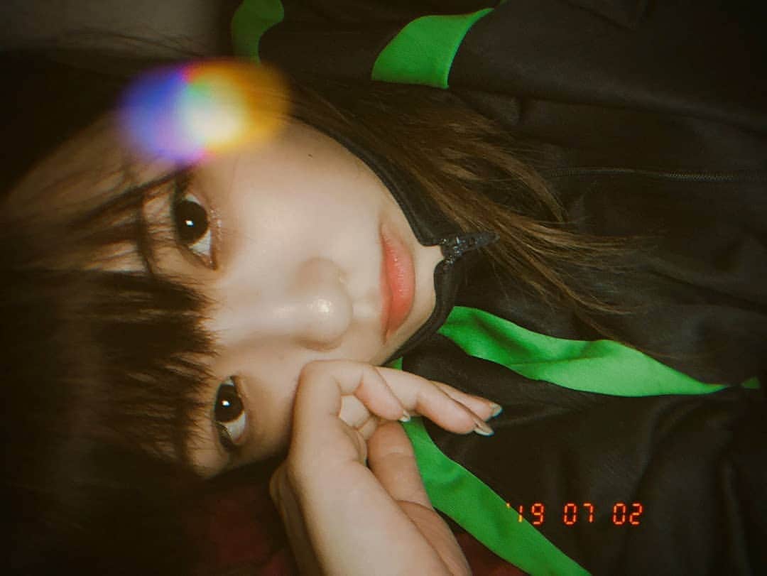 實近菜那（ななちゃら）のインスタグラム：「. . エモ…い…ってなんだ…笑 でもこのフィルター凄い。 まじの寝起きのどすっぴんで しかも部屋が暗いのにわりかし綺麗にうつってない？！ 💡ディズニーとかで使えそうじゃな！！ . もう1回エモいに挑戦してみるけどどんなメイクがいい？ リクエストちょだい❕😣❤ 例、ピエロメイク〜かっこいいメイク〜きゃわいいメイク〜ブルゾンちえみメイク〜オルチャン〜  #漏れなく盛れます#sodacam #soda #エモい#すっぴん #寝起き #遅めの #おはよう #さねちかなな #實近菜那 #ななちゃら #リプ返」