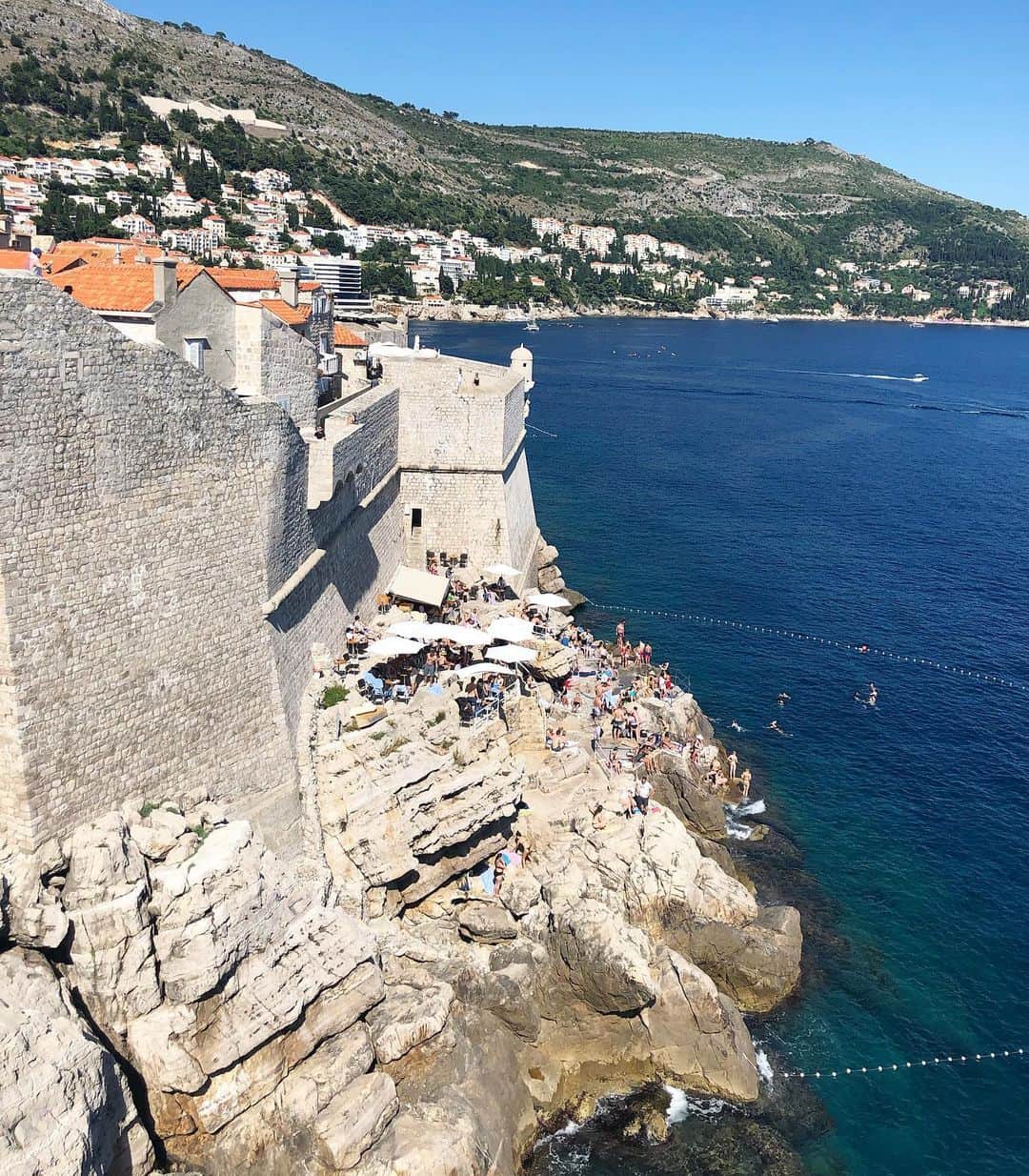 桐島かれんさんのインスタグラム写真 - (桐島かれんInstagram)「城壁に張り付くようなわずかなスペースで海水浴を楽しむ人々。 #ドゥブロヴニク #クロアチア #dubrovnik」7月2日 22時33分 - houseoflotuskaren