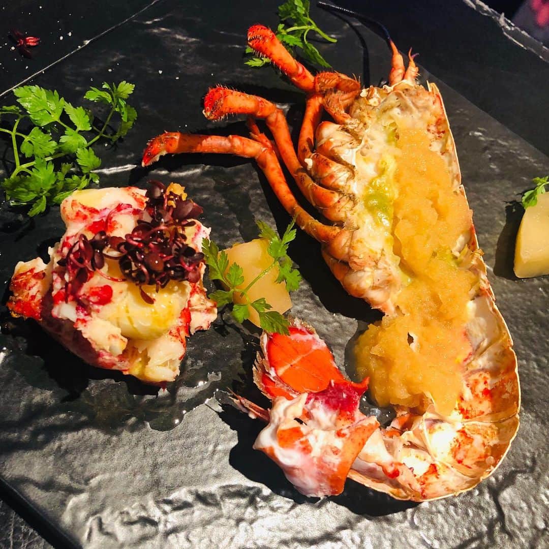 のインスタグラム：「🐟 『オマールエビのロースト〜林檎のソース』これからの季節甘くなる林檎の自家製ソースと共にお楽しみ下さい。 #sdining#Sdining#イタリアン#オマール#オマール海老#HEP観覧車#夜景#極上夜景#パノラマ夜景#誕生日#記念日#デート#サプライズ#カップル#阪急32番街#阪急グランドビル30階#シーフード#トラットリア#梅田#大阪」