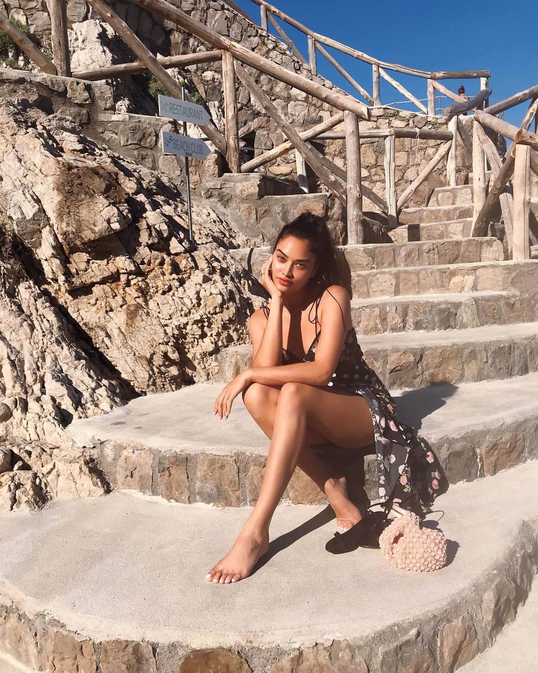 シャニーナ・シャイクのインスタグラム：「wondering what to eat next 🍝....」