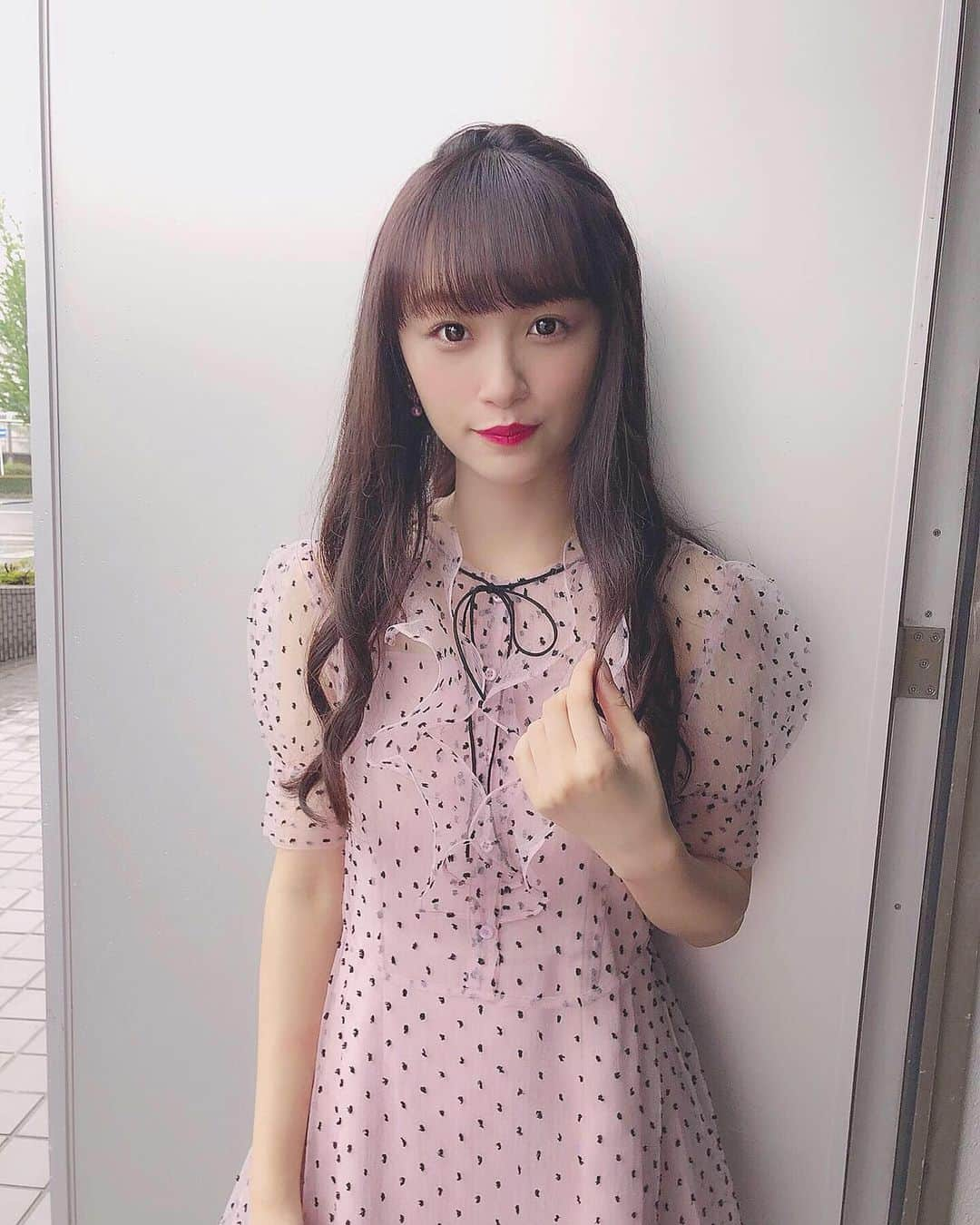 音嶋莉沙さんのインスタグラム写真 - (音嶋莉沙Instagram)「個別握手会で着てたお洋服👗🎀﻿﻿ ﻿﻿ one-piece❤︎ @lissi__boutique ﻿ ﻿﻿ ﻿沢山可愛い！って言ってくれて嬉しかった💕﻿ ﻿ 透けてるデザインがお気に入り！！﻿ ﻿﻿ ﻿ そして。。。﻿ ﻿﻿ ﻿ インスタを始めてから1年が経ちました。﻿﻿ ﻿ 握手会とかでも女性のファンの方に限らず﻿ ﻿ 男性のファンの方からもインスタ見てるよって﻿﻿ ﻿ 伝えに来てくれたり、、、﻿ ﻿ 投稿をいつも楽しみにしてくれている﻿ ﻿ ファンのみんなありがとう😊﻿﻿ ﻿ Twitterとは違う自分の姿を見せられているかな？﻿ ﻿ これからは、今まで以上にインスタを通じて﻿ ﻿ いろんなことを共有したり﻿﻿ ﻿ もっとみんなにたくさん発信したい。﻿﻿ ﻿ もっともっと莉沙のインスタのフォロワーさんを﻿﻿ ﻿ 増やして﻿いきたい。﻿ ﻿ インスタを通してお仕事の幅を広げていきたい。﻿ ﻿ そんなすぐに全てが繋がるわけじゃないのは﻿ ﻿ 分かっているけど、応援して下さるみなさんが﻿ ﻿ いれば、少しずつかもしれないけど﻿ ﻿ 繋がっていくのかもしれない。﻿ ﻿ そう、信じてるから、、、、﻿ ﻿ みんなに頼ってばかりじゃダメだって﻿ ﻿ 分かってるけど、みんなの存在が大きいから﻿ ﻿ ついつい、頼ってしまう…﻿ ﻿ 本当にいつもありがとう。。﻿ ﻿ 私も、自分らしく、人と比べずに﻿ ﻿ できることを一つ一つ確実にしていきたい。﻿ ﻿ だから、これからもずっとそばにいてね。。﻿ ﻿ 長くなっちゃったけど、私の想い伝わったかな？﻿ ﻿ ﻿ 最後まで読んでくれてありがとう。﻿ ﻿ ﻿ 明日からも投稿していくね♡﻿ ﻿ ﻿ ﻿ ﻿ ﻿ ﻿ ﻿ ﻿ ﻿ #イコラブ #個別握手会 #私服 #ワンピース﻿」7月2日 22時41分 - otoshima_risa