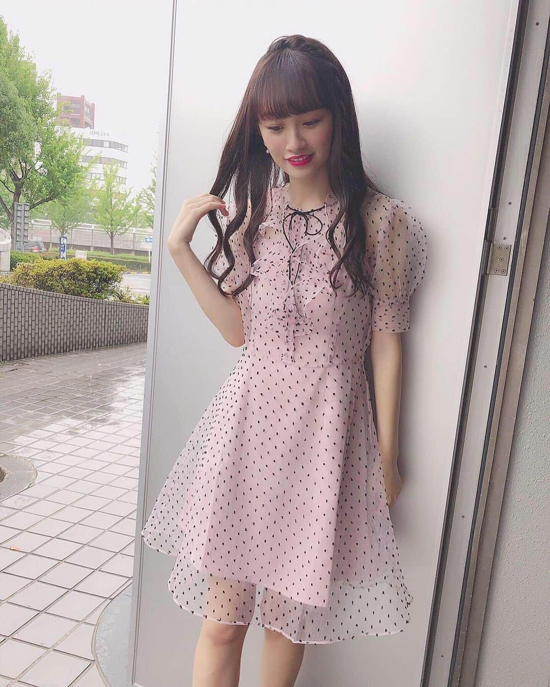 音嶋莉沙さんのインスタグラム写真 - (音嶋莉沙Instagram)「個別握手会で着てたお洋服👗🎀﻿﻿ ﻿﻿ one-piece❤︎ @lissi__boutique ﻿ ﻿﻿ ﻿沢山可愛い！って言ってくれて嬉しかった💕﻿ ﻿ 透けてるデザインがお気に入り！！﻿ ﻿﻿ ﻿ そして。。。﻿ ﻿﻿ ﻿ インスタを始めてから1年が経ちました。﻿﻿ ﻿ 握手会とかでも女性のファンの方に限らず﻿ ﻿ 男性のファンの方からもインスタ見てるよって﻿﻿ ﻿ 伝えに来てくれたり、、、﻿ ﻿ 投稿をいつも楽しみにしてくれている﻿ ﻿ ファンのみんなありがとう😊﻿﻿ ﻿ Twitterとは違う自分の姿を見せられているかな？﻿ ﻿ これからは、今まで以上にインスタを通じて﻿ ﻿ いろんなことを共有したり﻿﻿ ﻿ もっとみんなにたくさん発信したい。﻿﻿ ﻿ もっともっと莉沙のインスタのフォロワーさんを﻿﻿ ﻿ 増やして﻿いきたい。﻿ ﻿ インスタを通してお仕事の幅を広げていきたい。﻿ ﻿ そんなすぐに全てが繋がるわけじゃないのは﻿ ﻿ 分かっているけど、応援して下さるみなさんが﻿ ﻿ いれば、少しずつかもしれないけど﻿ ﻿ 繋がっていくのかもしれない。﻿ ﻿ そう、信じてるから、、、、﻿ ﻿ みんなに頼ってばかりじゃダメだって﻿ ﻿ 分かってるけど、みんなの存在が大きいから﻿ ﻿ ついつい、頼ってしまう…﻿ ﻿ 本当にいつもありがとう。。﻿ ﻿ 私も、自分らしく、人と比べずに﻿ ﻿ できることを一つ一つ確実にしていきたい。﻿ ﻿ だから、これからもずっとそばにいてね。。﻿ ﻿ 長くなっちゃったけど、私の想い伝わったかな？﻿ ﻿ ﻿ 最後まで読んでくれてありがとう。﻿ ﻿ ﻿ 明日からも投稿していくね♡﻿ ﻿ ﻿ ﻿ ﻿ ﻿ ﻿ ﻿ ﻿ ﻿ #イコラブ #個別握手会 #私服 #ワンピース﻿」7月2日 22時41分 - otoshima_risa