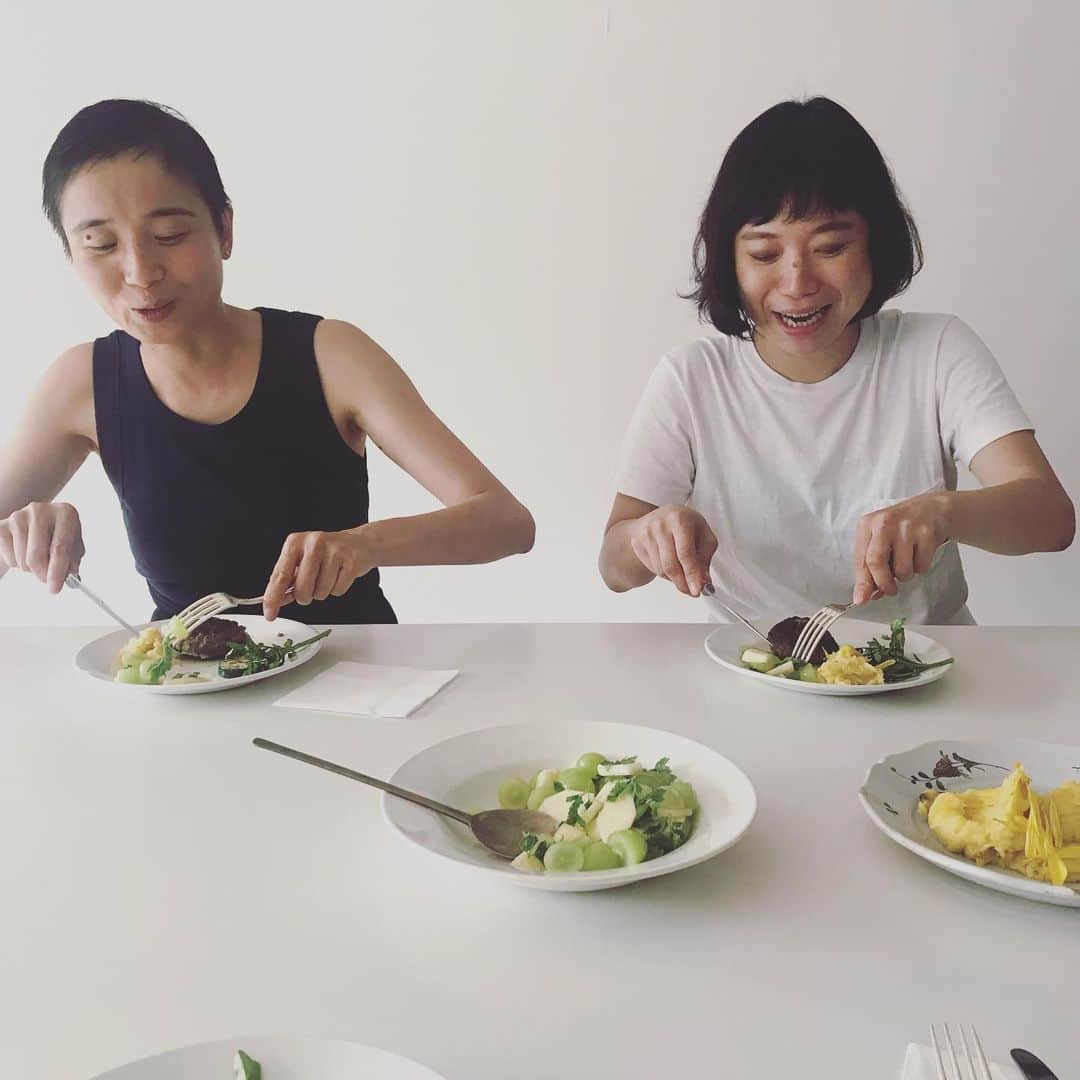 渡辺有子さんのインスタグラム写真 - (渡辺有子Instagram)「先月は体調不良でアップできず。 本日は元気に、この面白いふたりと&premium連載撮影。来月号は早くも秋の気配を感じる料理。それにしても、このおふたりは相変わらずcuteですなぁ❤︎」7月2日 22時41分 - yukowatanabe520