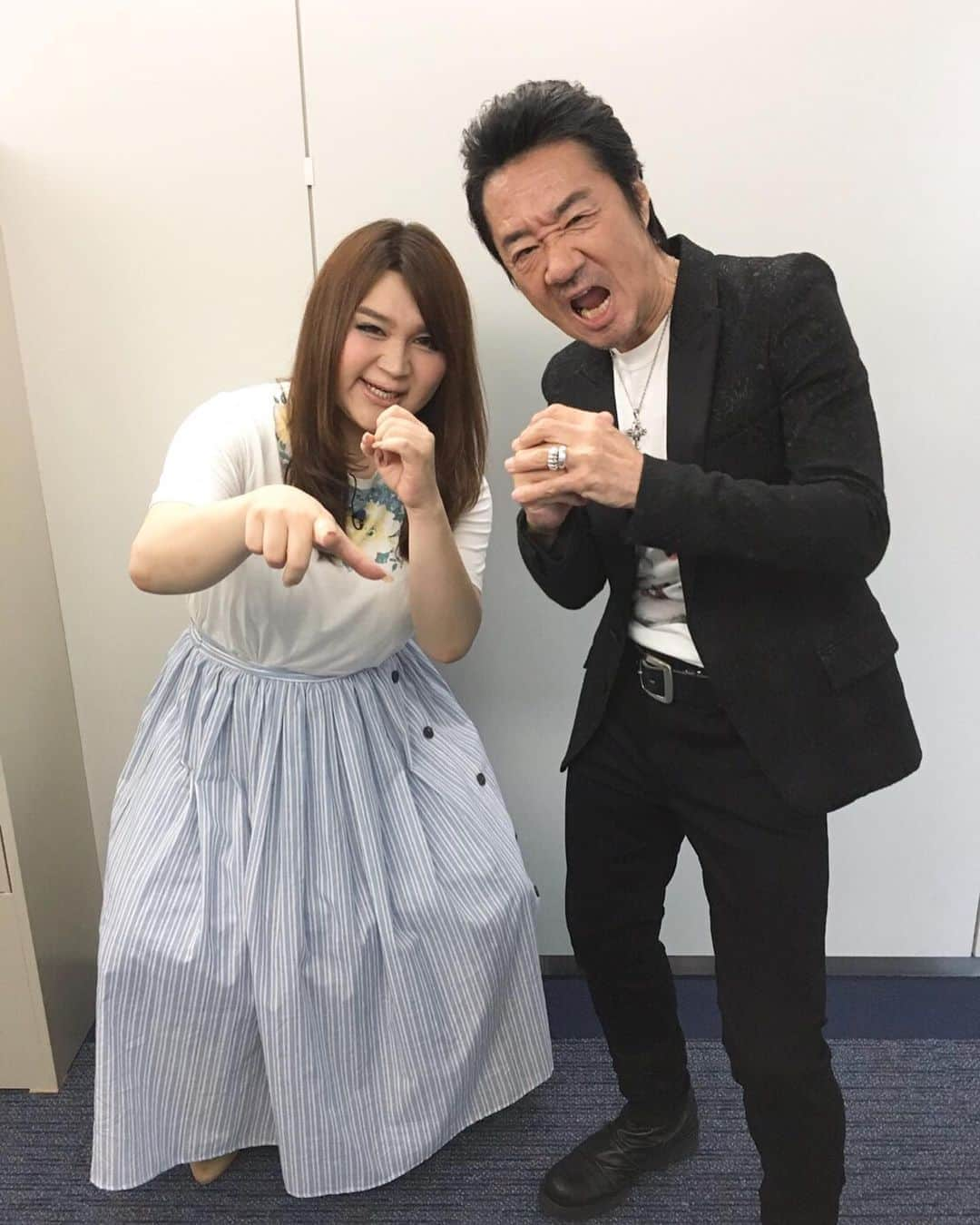 日本テレビ「ウチのガヤがすみません！」さんのインスタグラム写真 - (日本テレビ「ウチのガヤがすみません！」Instagram)「#大友康平 が#りんごちゃん のもとにやってきた‼️十八番#ものまね 曲のご本人登場でりんごちゃん感激😭🍎 【⚠️３枚目に動画あります→】 . 最近バラエティ番組で話題✨ 新ものまね歌姫のりんごちゃん🤗 りんごちゃんの代名詞とも言えるのが “『ff』を歌うHOUND DOG 大友康平さん”のまね🎙🎶 …ということで、大友さんがりんごちゃんに会いに #ウチのガヤ に来てくださいました😆👏 . 大友さんの生歌に、スタジオのテンションはMAX‼️🔥 りんごちゃんは驚き⇨感激で、本番で思わず泣いちゃってました😂 . 収録後、大友さんとりんごちゃんに感想を聞きました😘 ※大友さんのオフィシャルTwitter(@ iehokofficial)では、 “大友さんお茶目バージョン”のツーショットが掲載されているのでそちらもチェックしてみてください❤️ . #ウチのガヤがすみません #ウチガヤ #豪華ゲストとガヤ芸人 #ガヤ芸人オフショット #芸人 #HOUNDDOG #ff #カモン #ミュージックスターティン #青森 #弘前 #十和田」7月2日 22時52分 - uchino_gaya