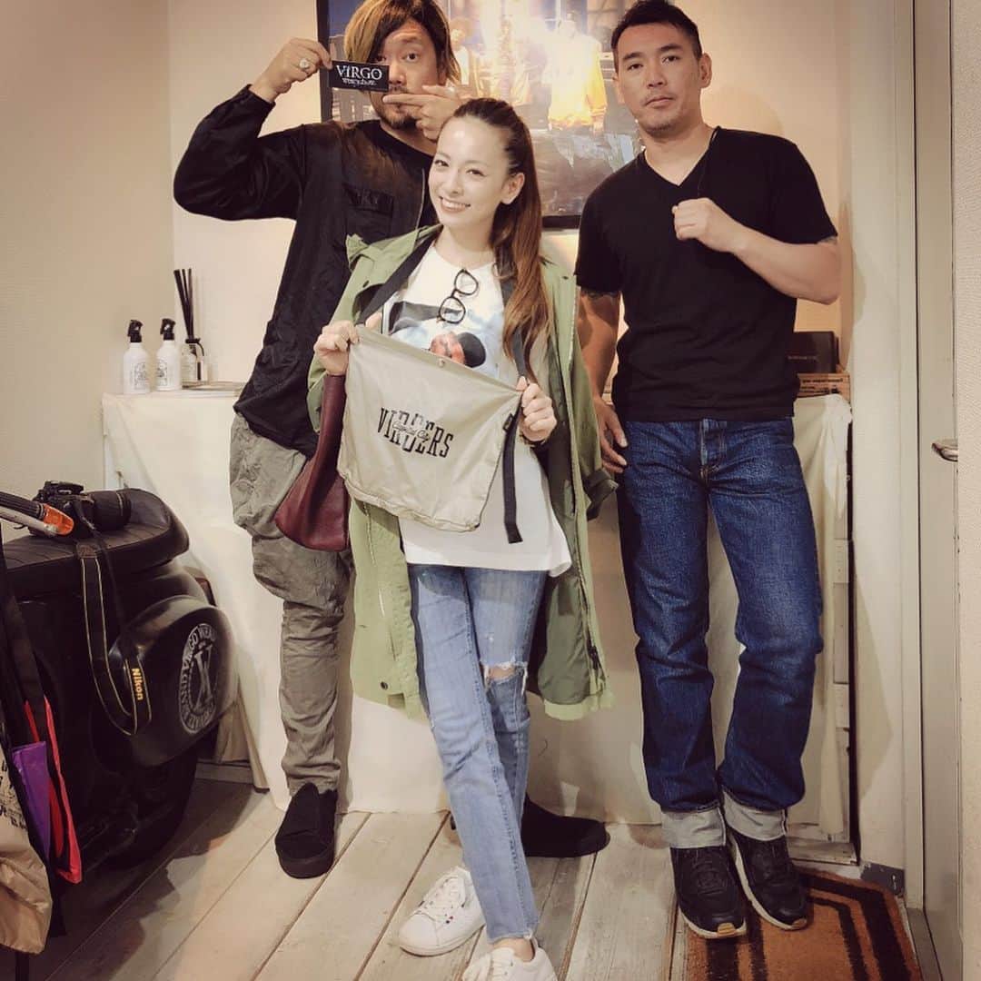 のインスタグラム：「愉快な仲間たち☆笑 @endonoriaki @yu_kitajo  最高にオシャレな生き方をしてる兄貴たち☆  @virgowearworks 展示会にて…  身長が高かったら、絶対着たかった 一目惚れコート🧥♡ メンズファッションも奥深く、楽しいなぁ  #virgowearworks #instagood #instafashion @decoy_foryou #streetfashion #ootd #music #fashion #power #japanese #winter #coat #展示会 #日本ブランド #ストリートファッション #ストリートの歴史 #音楽とファッション #バンドマン #生き方 #こだわり」
