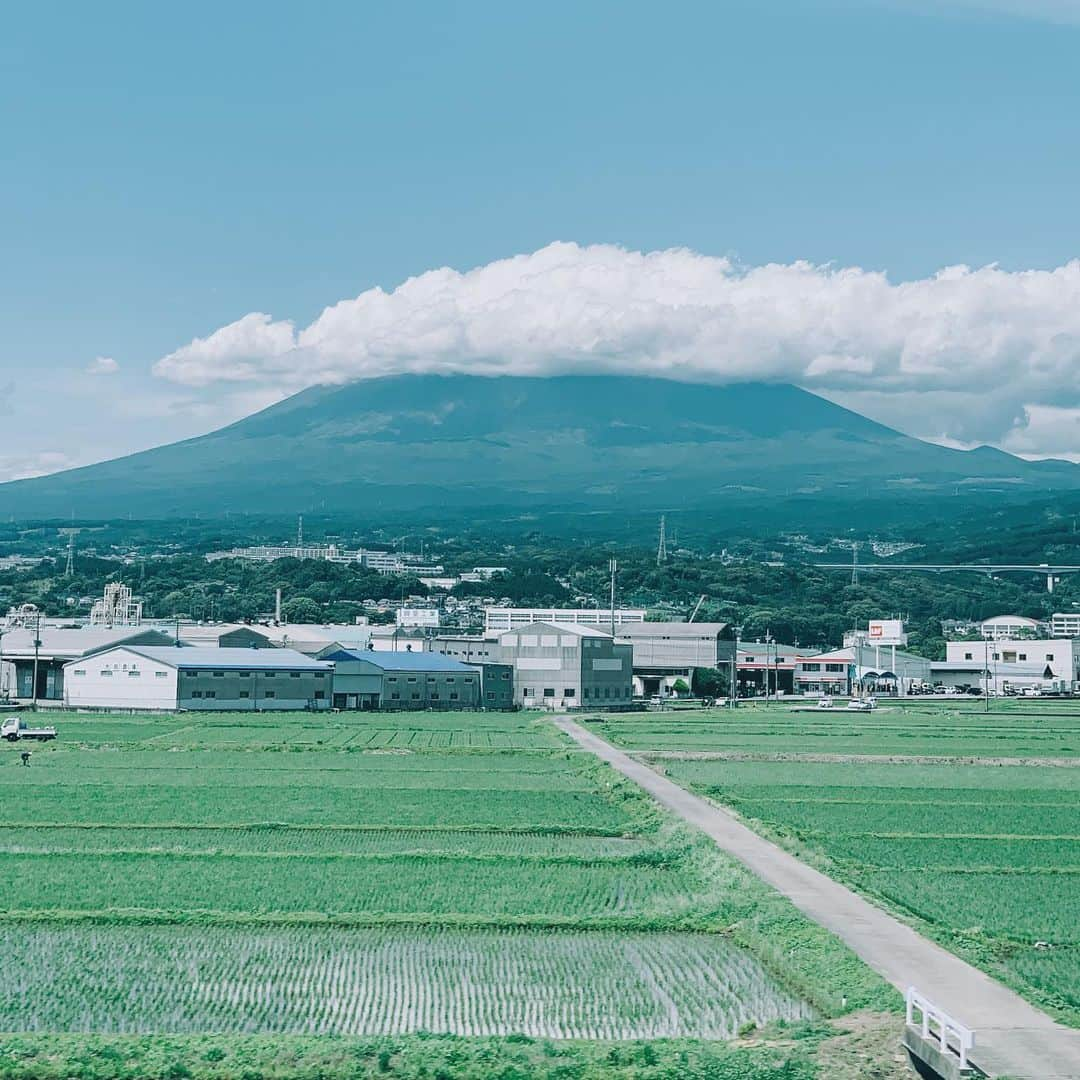 Daniel Waldronのインスタグラム：「A not-so-typical view ☁️」