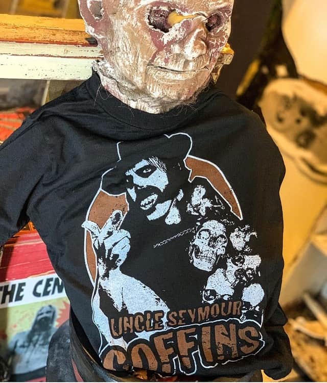 ロブ・ゾンビのインスタグラム：「UNCLE SEYMOUR COFFINS is back! Get your shirt of Haddonfield's favorite horror host now! Go to www.localboogeyman.com #uncleseymourcoffins #halloween2 #jeffdanielphillips #robzombie #zomboogey #localboogeyman」