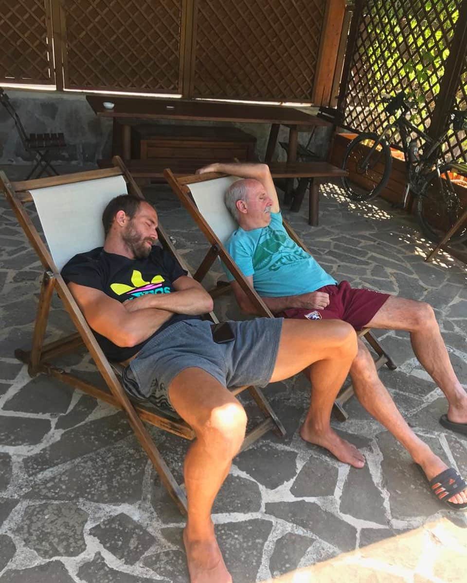 のインスタグラム：「Tale padre,tale figlio! 😂💤💙 Sonnellino post pranzo!  #fatherandson #family #recovery」