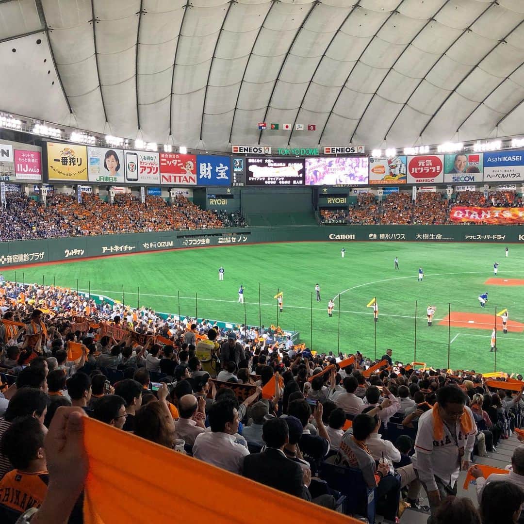 本野大輔のインスタグラム：「東京ドームです。 私は７月８日の阪神VS巨人伝統の一戦の実況を担当します。 その中継に向けて巨人取材で東京ドームに来ました。  そこで春川正明さんにお会いしました。 春川さんはこの春まで読売テレビの解説委員長。 つまり会社の先輩。ミヤネ屋でもお馴染みでした。  今は巨人軍の編成本部次長兼国際部長です。 この転身は本当に驚きました。  退社される時に 『球場にいるからまた会おうな』 と言ってもらっていましたがこんなに早く再会するとは。  春川さん所属の巨人は、交流戦開け3連勝。 今日は菅野投手が完封勝利でした。 このまま行けば菅野投手が投げる日が中継です。  ちなみにタイガースは交流戦明け3連敗。 厳しい戦いが続いています。  ７月８日 阪神西投手VS巨人菅野投手 こんな豪華な中継に巡り会えるのでしょうか。 放送を是非ご覧ください！ あ、先発はあくまで予想ですので(^◇^;) それにしても、春川さんやっぱり長嶋茂雄さんに似てます、、、 #阪神タイガース #巨人 #伝統の一戦 #東京ドーム #春川正明 さん#本野大輔 #西勇輝 投手#菅野智之 投手#野球 #中継」