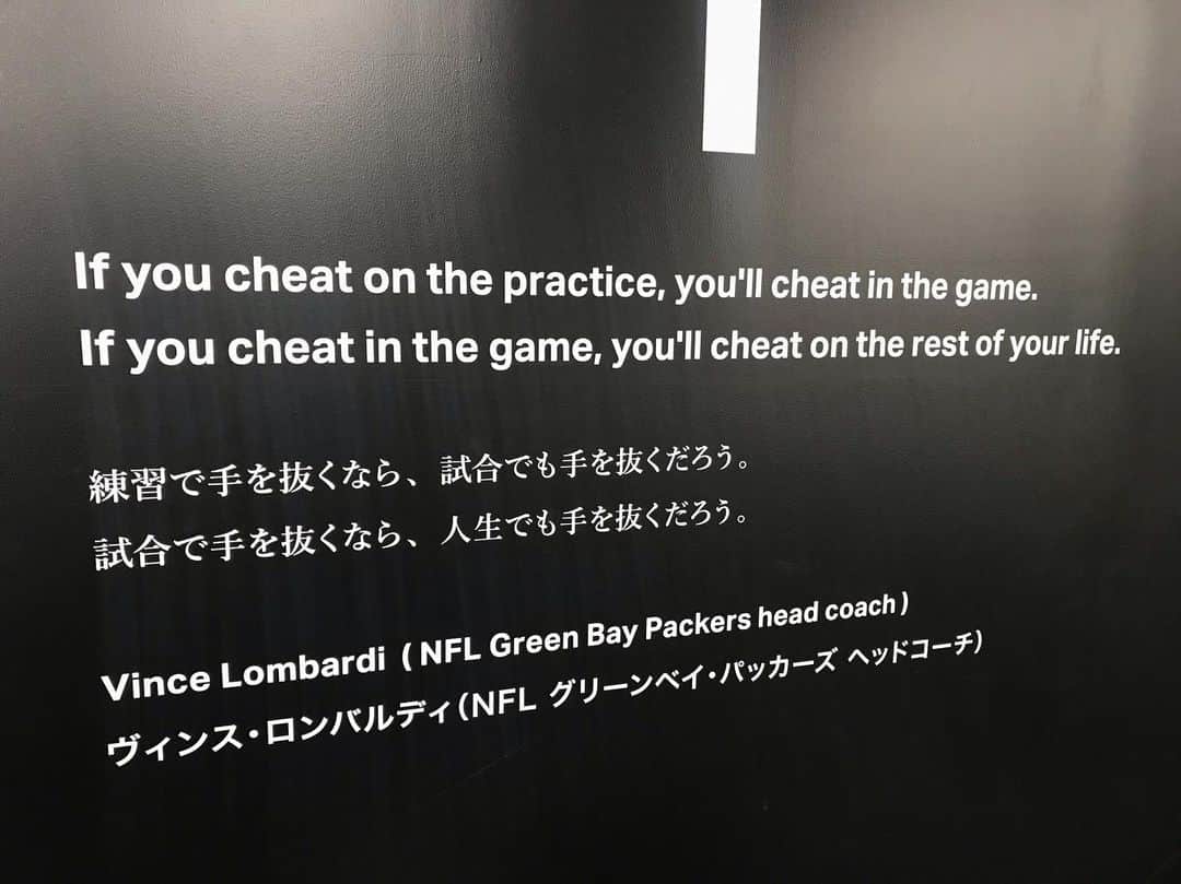 のインスタグラム：「ドームアスリートハウス。いわゆるアンダーアーマーのトレーニング施設にて。#名言 #スポーツ」