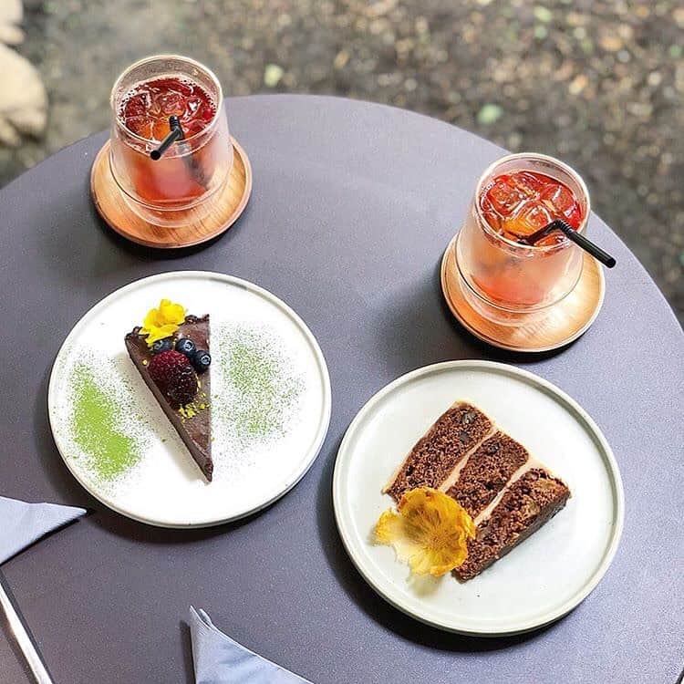 のインスタグラム：「. 間食も体に優しくしたいですね☺️ . オーガニック料理やオーガニックドリンクを投稿する時は是非「#ベジ部」と「#todaysvege」のハッシュタグをつけて投稿してください🌿 素敵な投稿はベジ部がリポストします！ みなさんで健康な毎日をシェアしましょう😊 . ベジ部には、オーガニックの楽しさを共有する無料のコミュニティがあります♪ オーガニックに関わる情報交換や交流の場として、ぜひお気軽にご参加ください✨ 詳しくはプロフィールのURLをチェック✔️ . Repost from @sakitty0508 . 📍#京都 にある『#cafeM 』 . . ふらっと歩いてて見つけた #ジャーナルスタンダード のカフェ✨💗 . . オーストラリアのフードクリエイター が考案するレシピに基づいた #ロースイーツ などの#ヴィーガンスイーツ のお店💗💗💗 . . ※ロースイーツとは、、、、 通常のスイーツとは異なり、 小麦粉、砂糖、卵、乳製品などを一切使わず、 48℃以上の加熱をしない特徴😳🍰🧁🍫 . 植物性油脂の上質なカカオバター、豆乳、メイプルシロップ、黒糖などを使用😋 . . 私たちが選んだのは 左→ダークチョコレートケーキ 右→ハミングバードケーキ . . お店がちょうど1周年とのことで #フォーチュンクッキー もらった🥠🥠🥠 (6,7枚目) . . テラス席は 日本庭園の小庭があって すごくいい感じでした🥰 . . . #京都カフェ#京都スイーツ#京都グルメ#烏丸御池カフェ #烏丸御池 #スイーツ巡り #ティータイム#ビーガンスイーツ #オーガニックカフェ #ビーガンカフェ #retrip_cafe #retrip_gourmet #journalstandardkyoto御倉町 #置き画 #置き画くら部 #日本庭園 #スイーツ好き #カフェ部 #カフェスタグラム #カフェ好きな人と繋がりたい #京都グルメ #京都カフェ #京都ランチ」